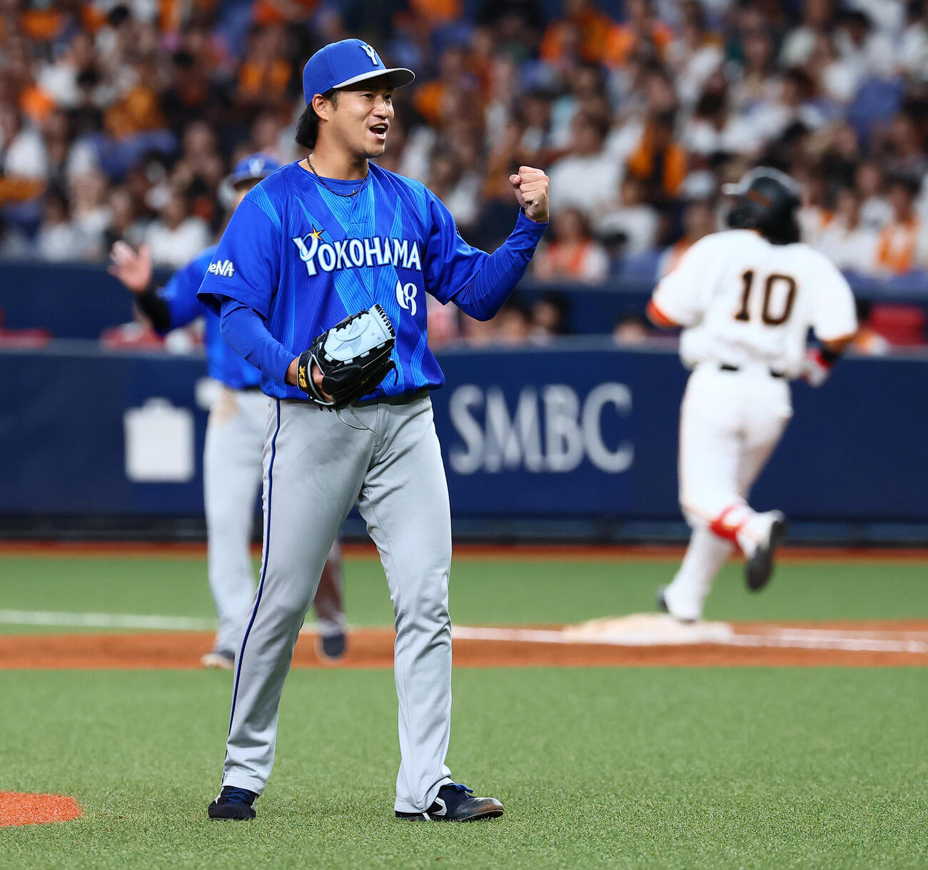 巨人対DeNA　巨人に勝利しガッツポーズを見せるDeNA岩田将貴（撮影・加藤哉）