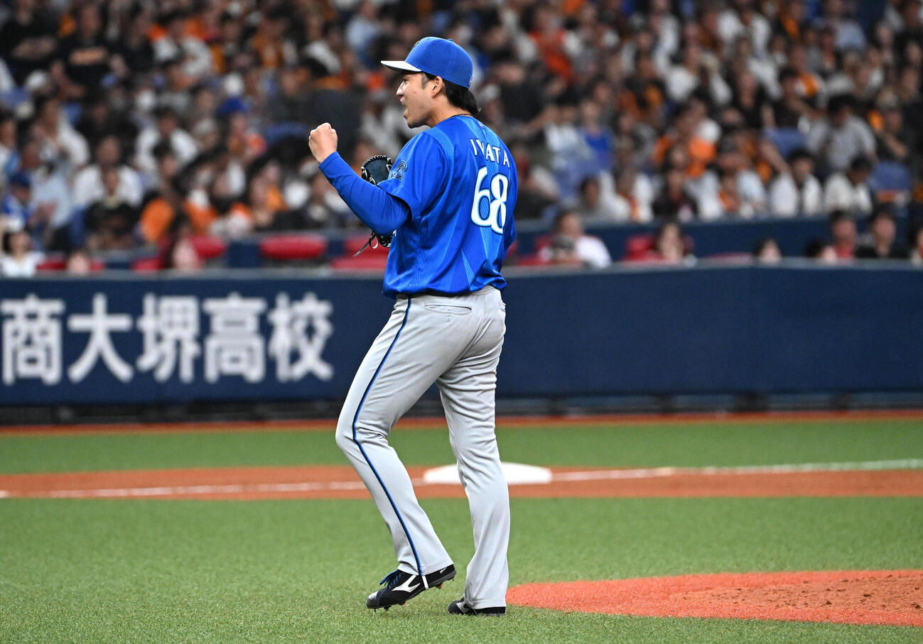 巨人対DeNA　巨人に勝利しガッツポーズをする岩田将貴（撮影・石井愛子）