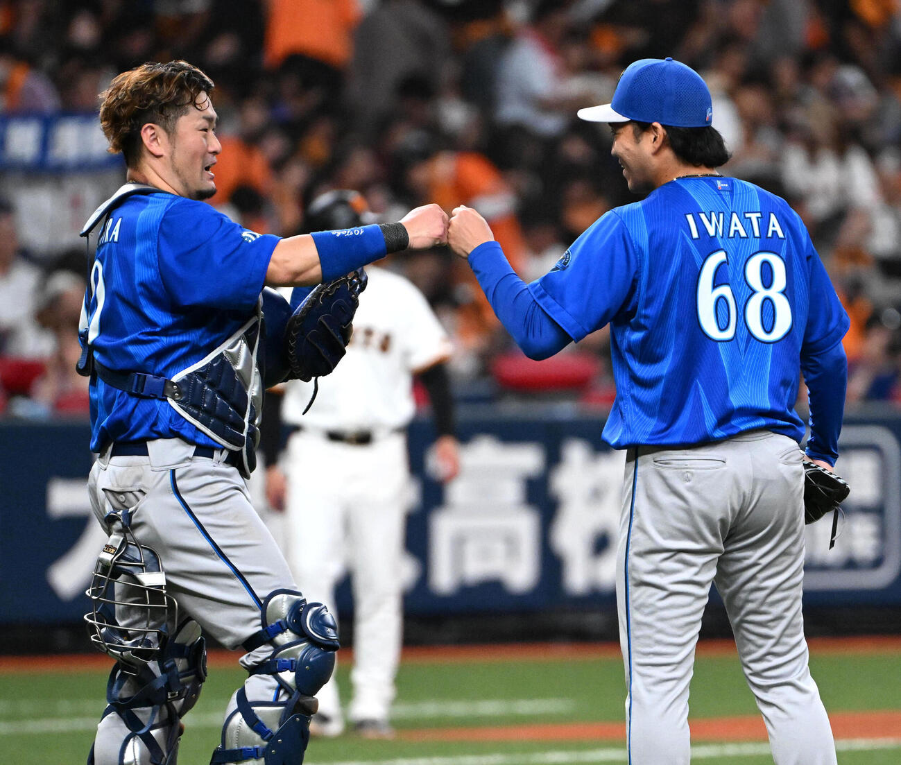 巨人対DeNA　巨人に勝利し捕手戸柱恭孝（左）とグータッチをする岩田将貴（撮影・石井愛子）