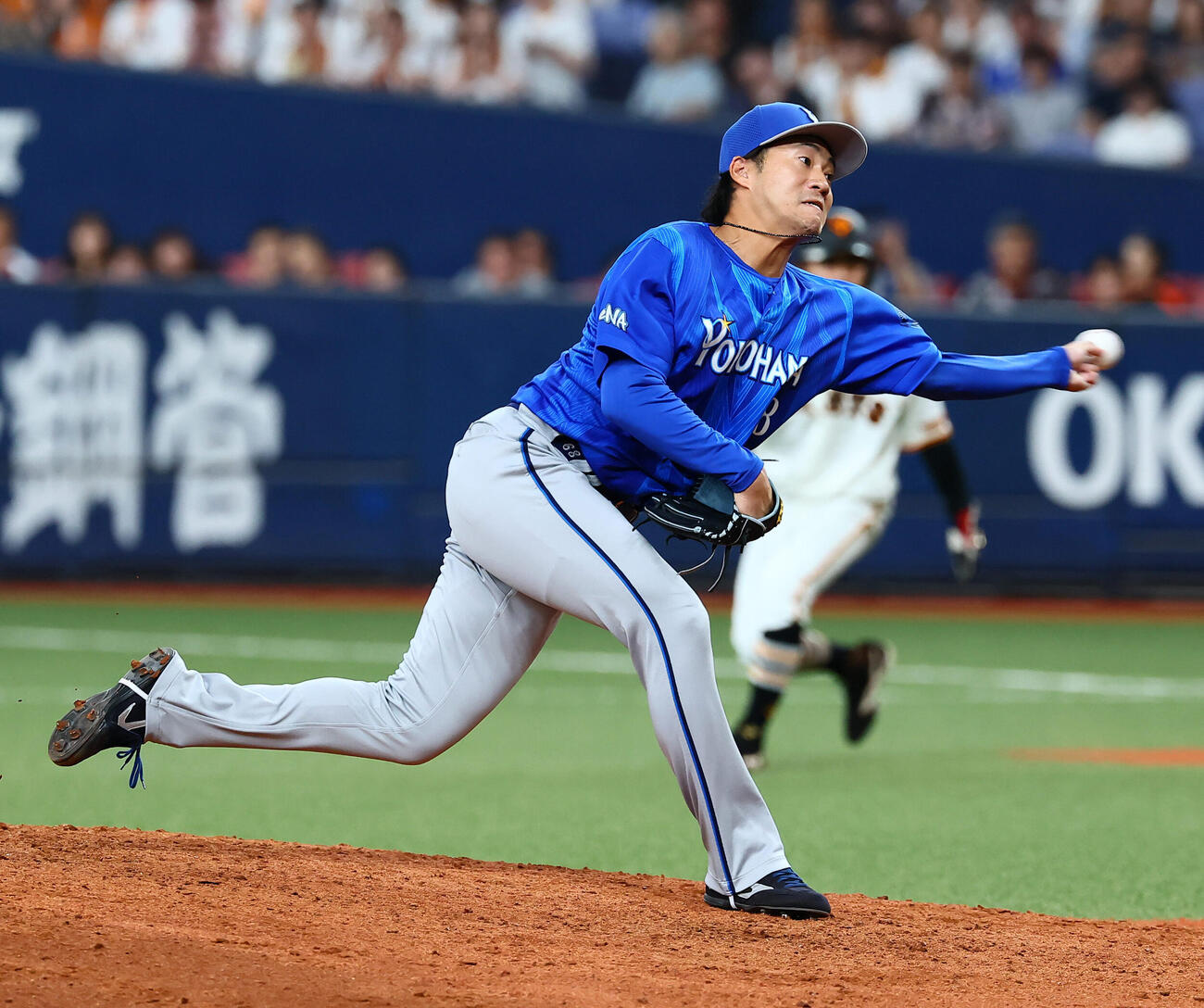 巨人対DeNA 10回裏の途中から中川虎大に代わって登板するDeNA岩田将貴（撮影・加藤哉）