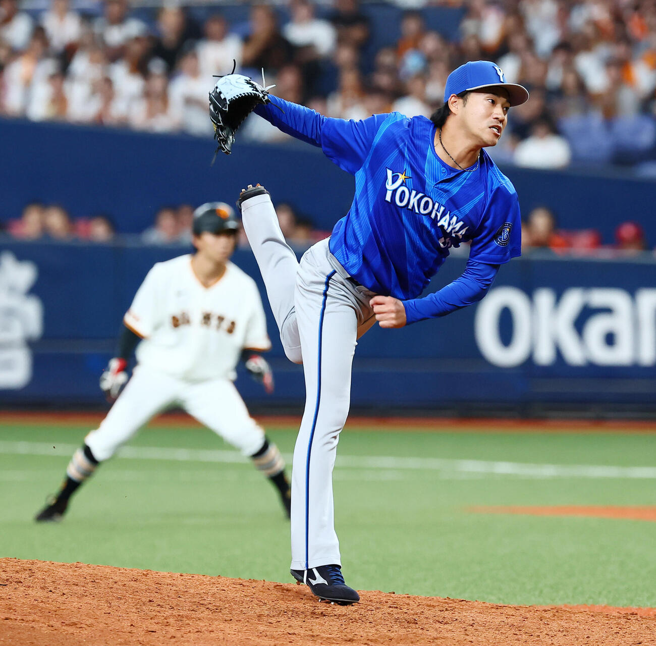巨人対DeNA 10回裏の途中から中川虎大に代わって登板するDeNA岩田将貴（撮影・加藤哉）