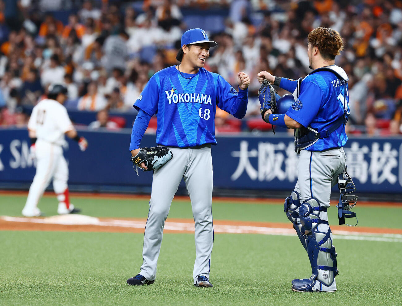巨人対DeNA　巨人に勝利し戸柱恭孝（右）とタッチするDeNA岩田将貴（撮影・加藤哉）