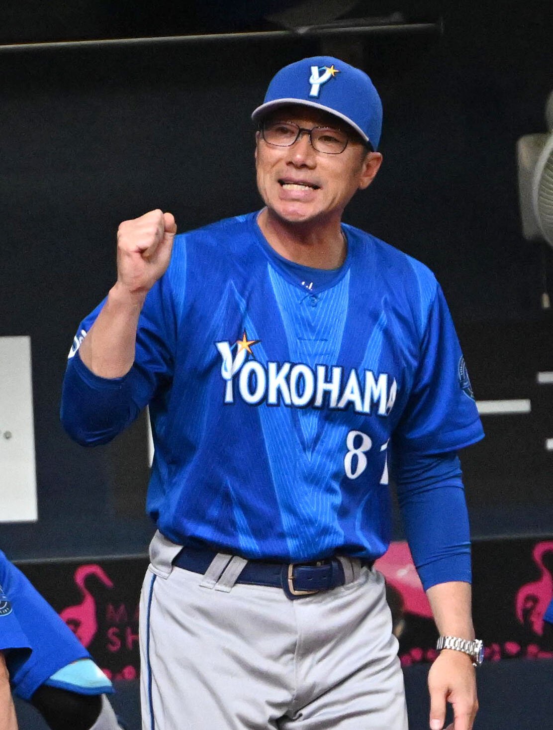 巨人対DeNA 8回表DeNA2死一、二塁、筒香嘉智の適時打にガッツポーズをする相川亮二監督（撮影・石井愛子）