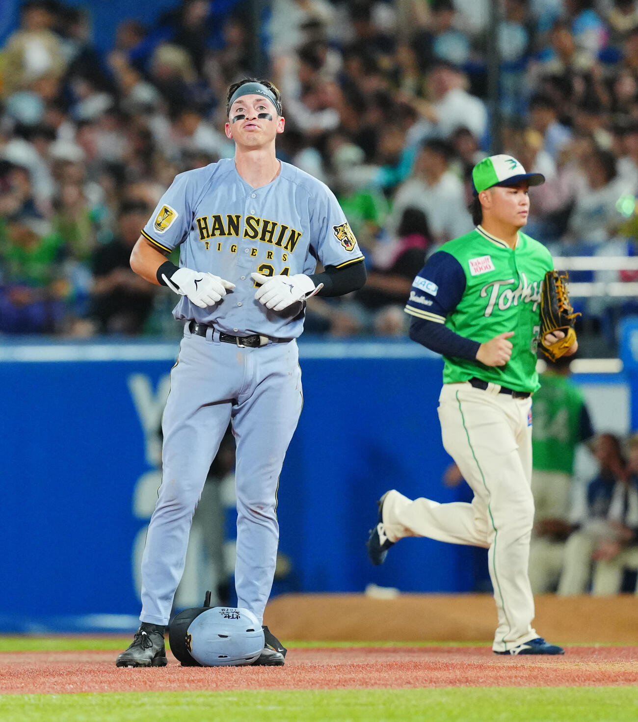 ヤクルト対阪神　7回表阪神2死、中飛に倒れ悔しげなキャム・ディベイニー（撮影・垰建太）