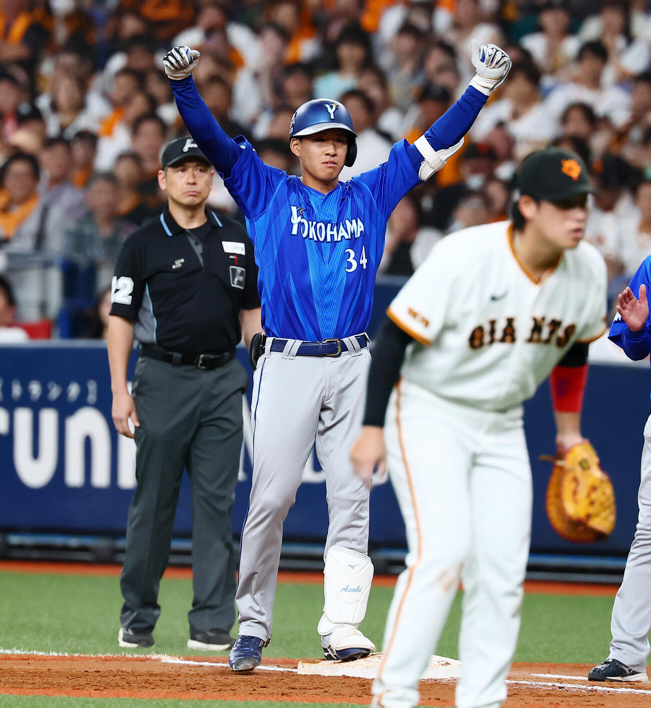 巨人対DeNA 10回表DeNA2死満塁。代打宮下朝陽は勝ち越し右前適時打を放つ（撮影・加藤哉）