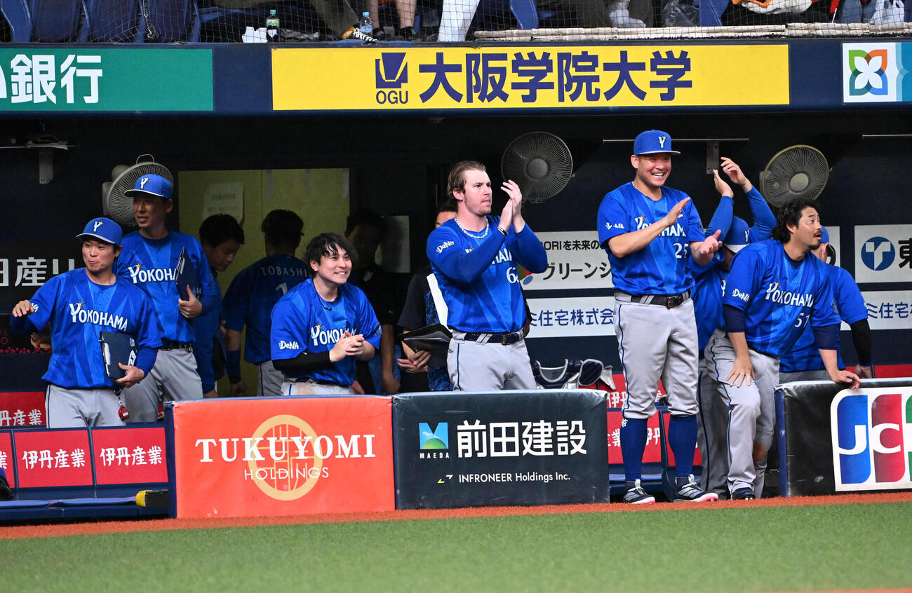 巨人対DeNA 10回表DeNA2死満塁、宮下朝陽の勝ち越し適時打に喜ぶDeNAナイン（撮影・石井愛子）