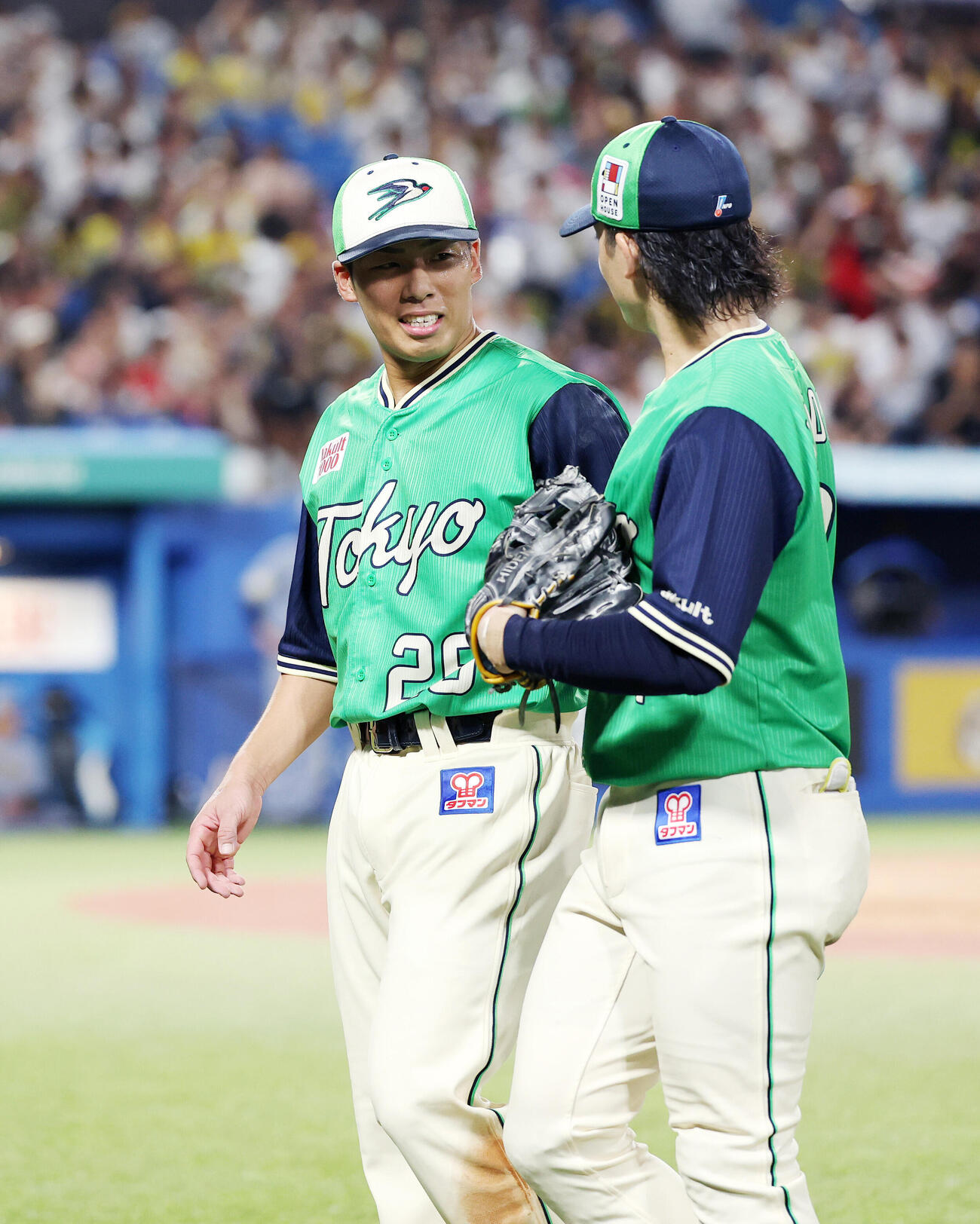 ヤクルト対阪神　5回表、阪神の攻撃を抑え笑顔で引き揚げるヤクルト山野太一（左）（撮影・鈴木正人）