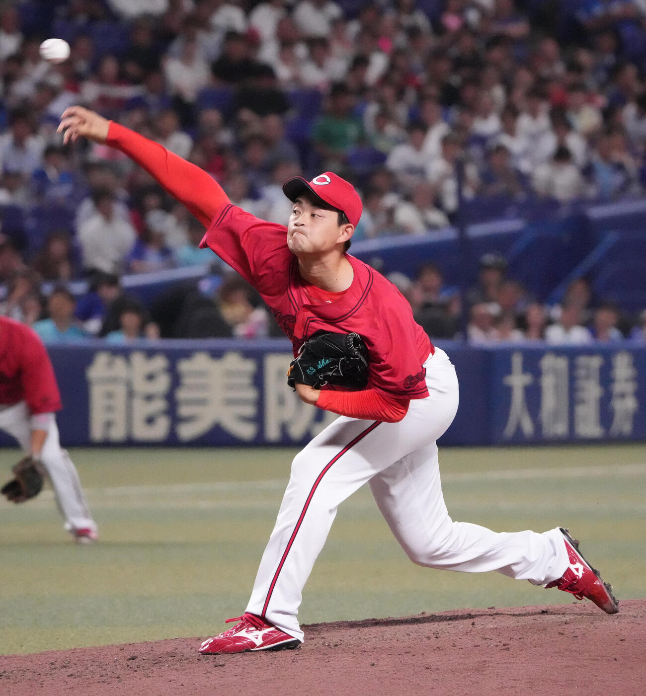 中日対広島　6回裏、広島2番手で登板する岡本駿（撮影・森本幸一）