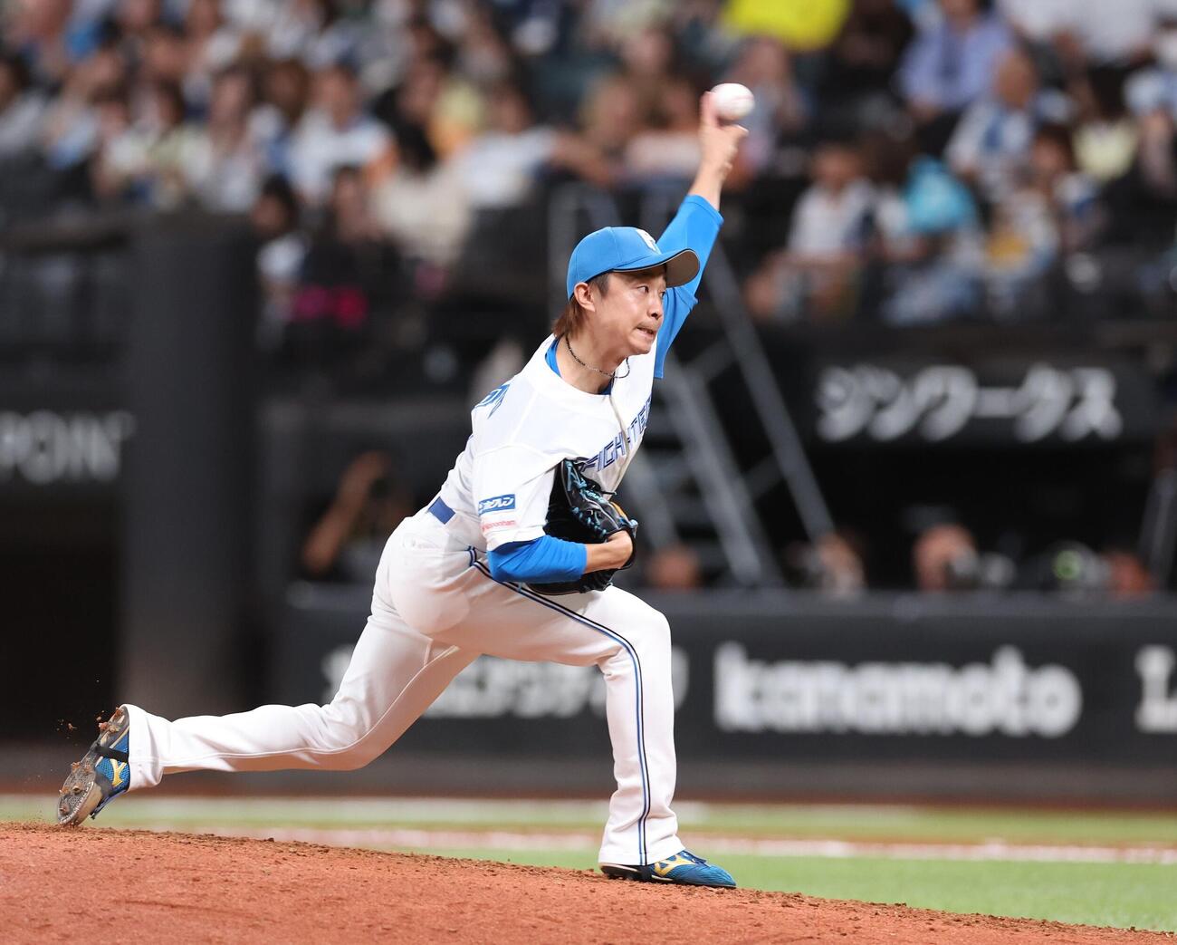 日本ハム対ソフトバンク　11回に登板の島本浩也（撮影・黒川智章）