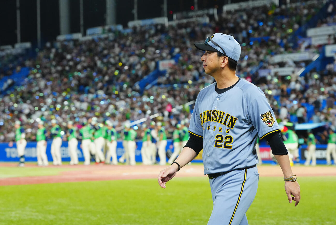 ヤクルト対阪神　ヤクルトに敗れ引き揚げる阪神藤川球児監督（撮影・垰建太）