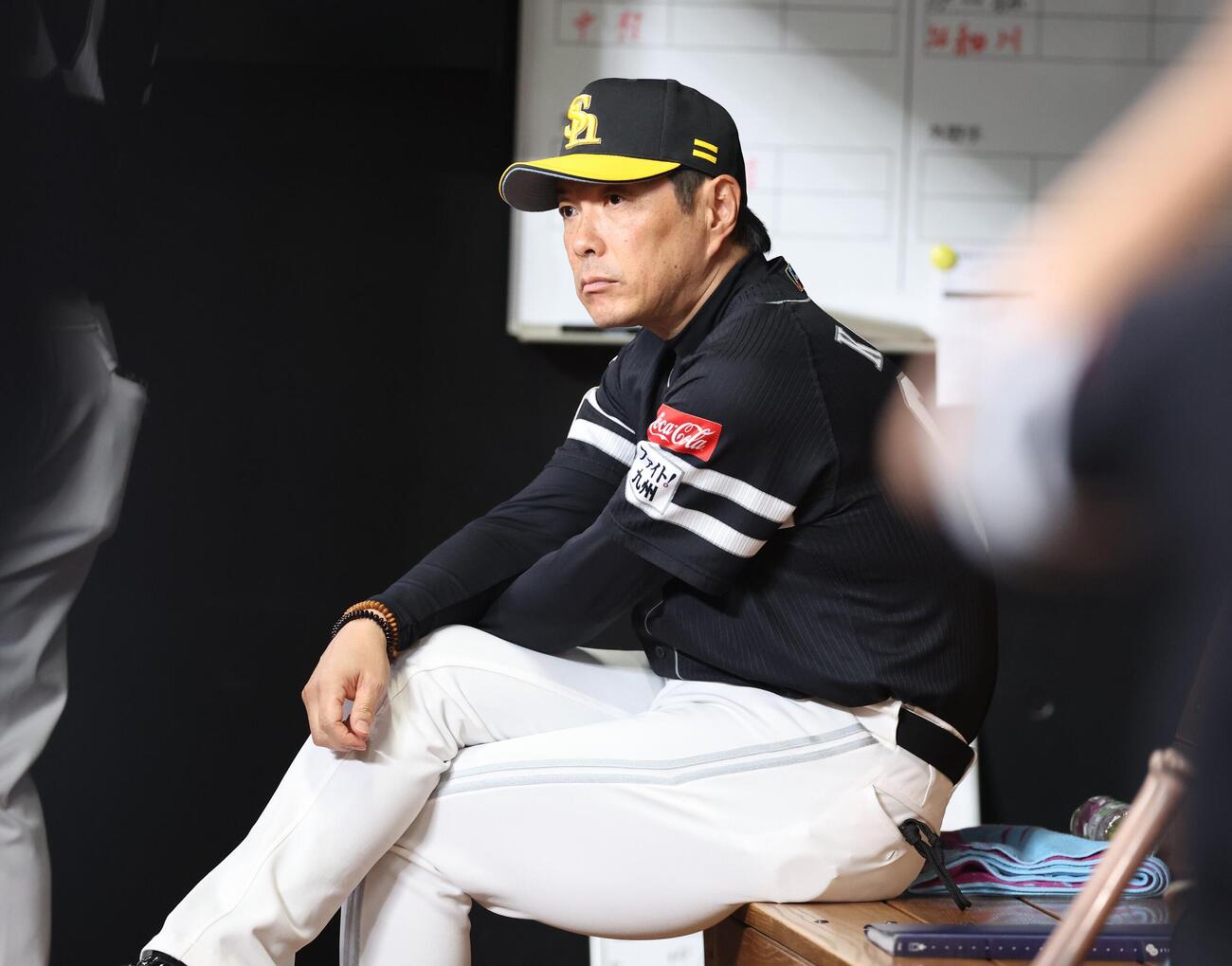 日本ハム対ソフトバンク　グラウンドを見つめる小久保裕紀監督（撮影・黒川智章）