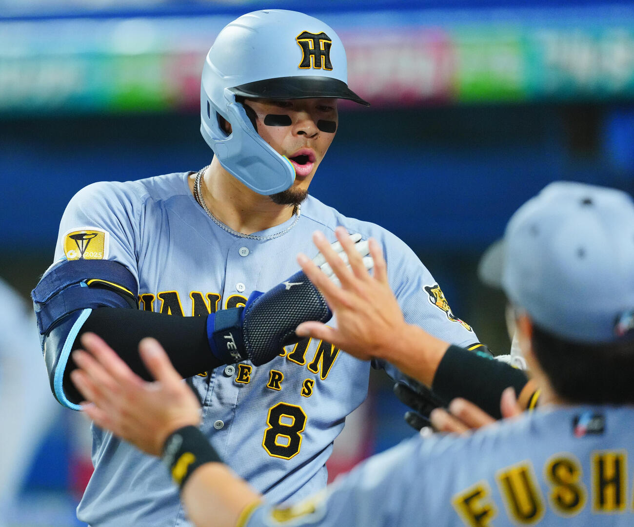 ヤクルト対阪神　9回表阪神2死、ソロ本塁打を放ちナインとタッチを交わす佐藤輝明（撮影・垰建太）