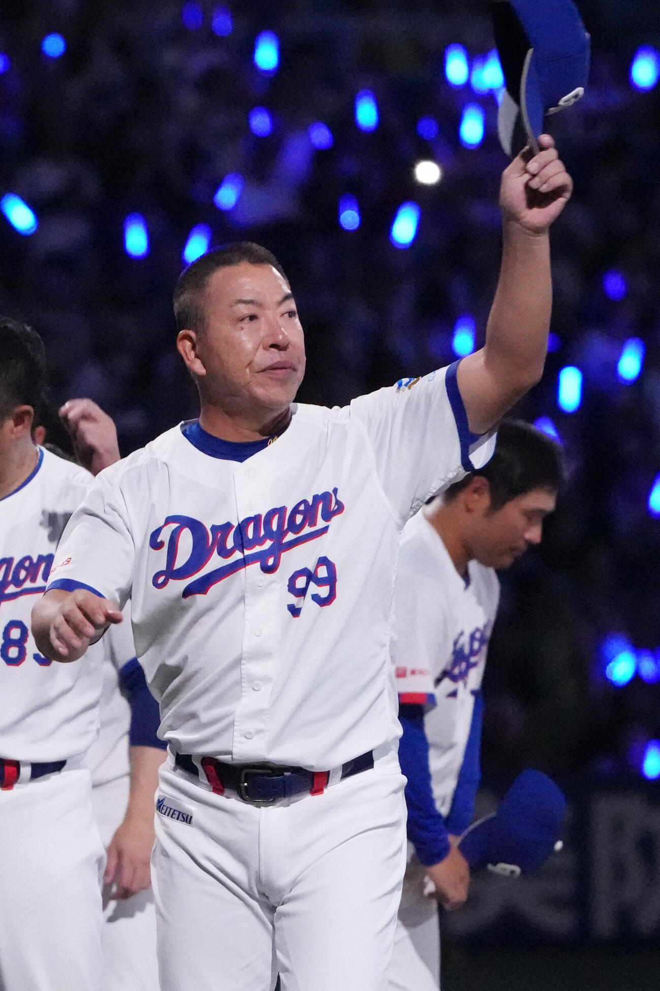 中日対広島　試合終了、井上一樹監督はスタンドの観客にあいさつをする（撮影・森本幸一）