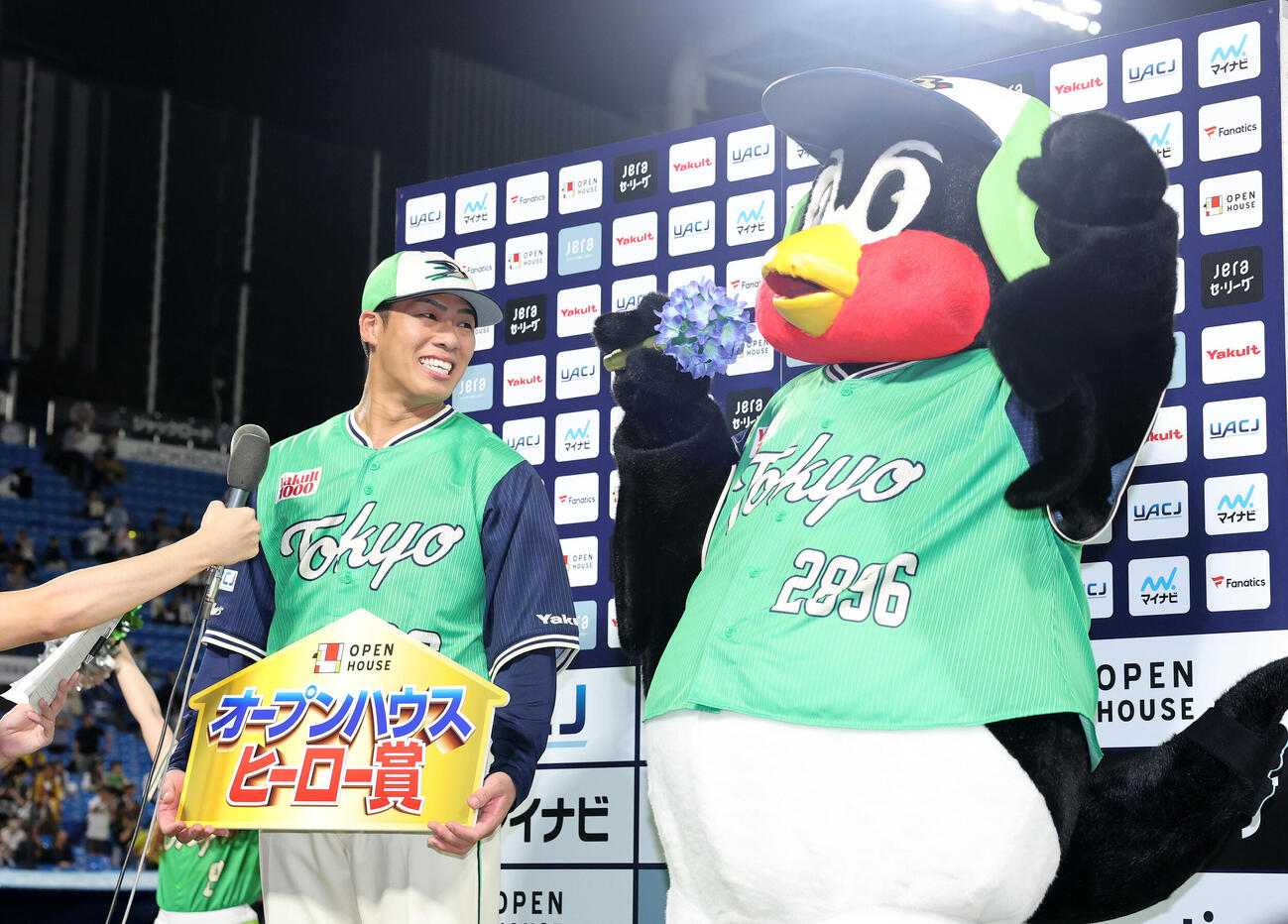 ヤクルト対阪神　勝利し笑顔を見せるヤクルト山野太一（撮影・鈴木正人）