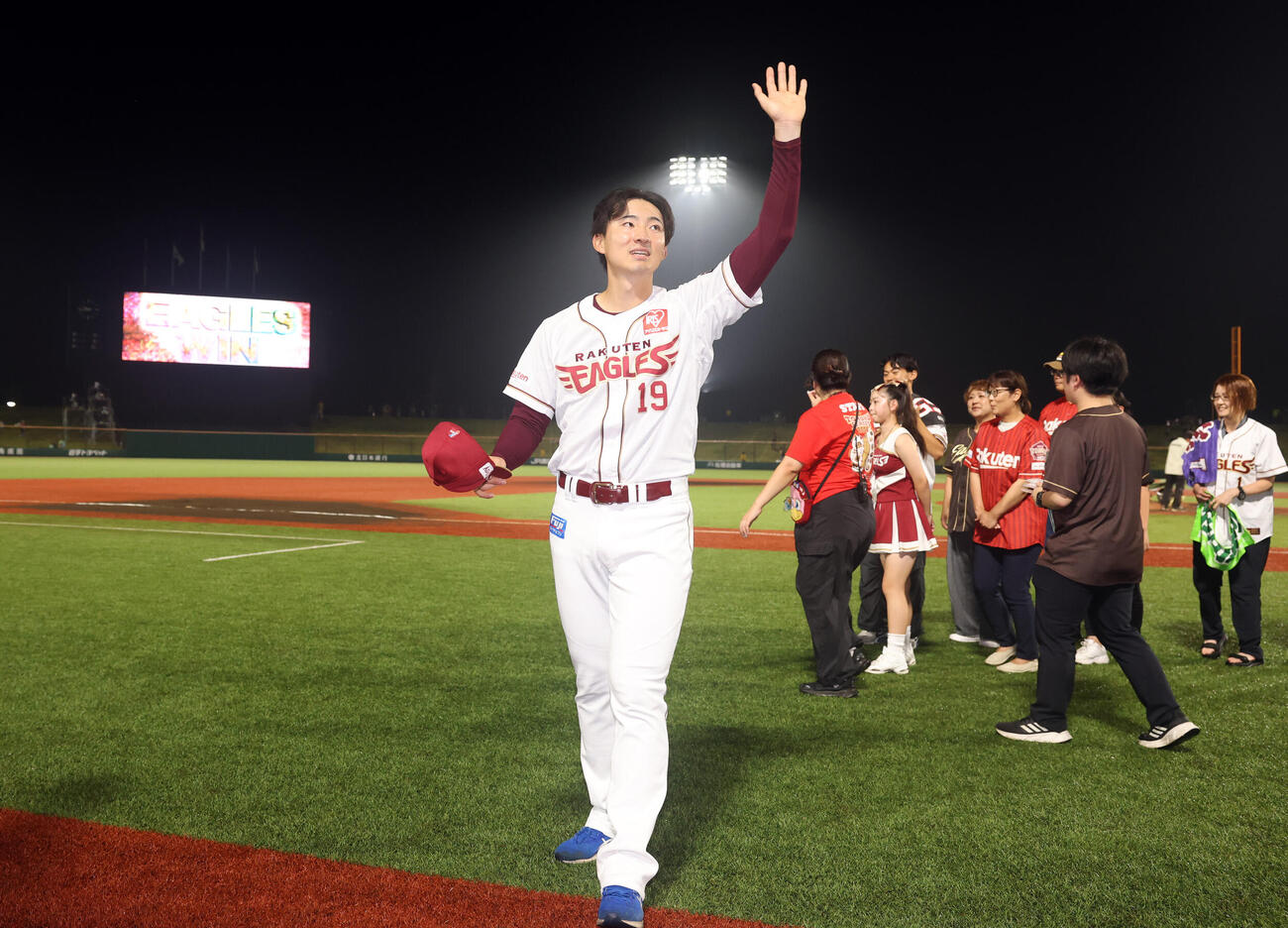 楽天対オリックス　場内1周で笑顔で手を振る楽天荘司康誠（撮影・浅見桂子）