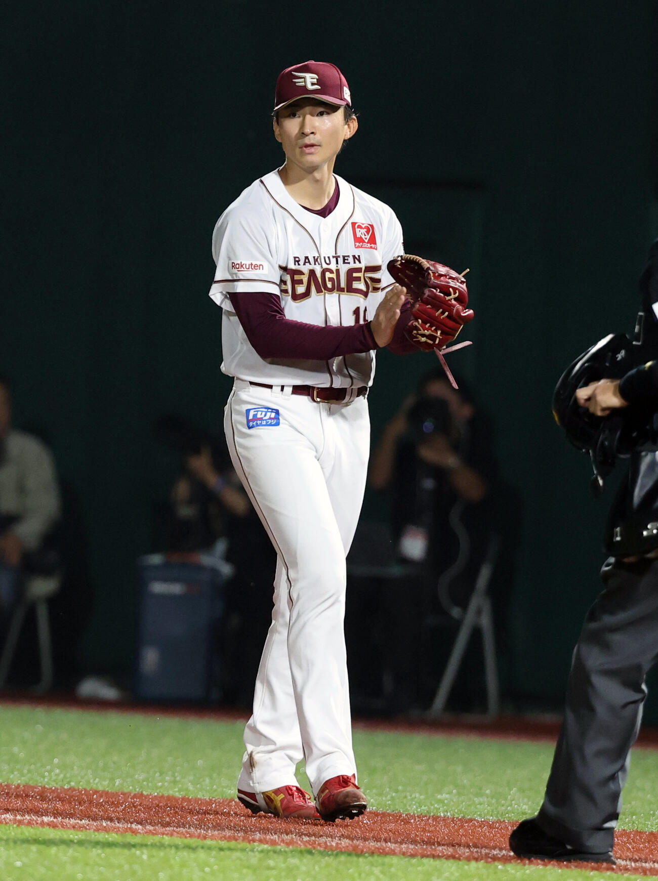 楽天対オリックス　5回表オリックス1死一塁、西川龍馬を併殺に仕留め拍手する荘司康誠（撮影・浅見桂子）