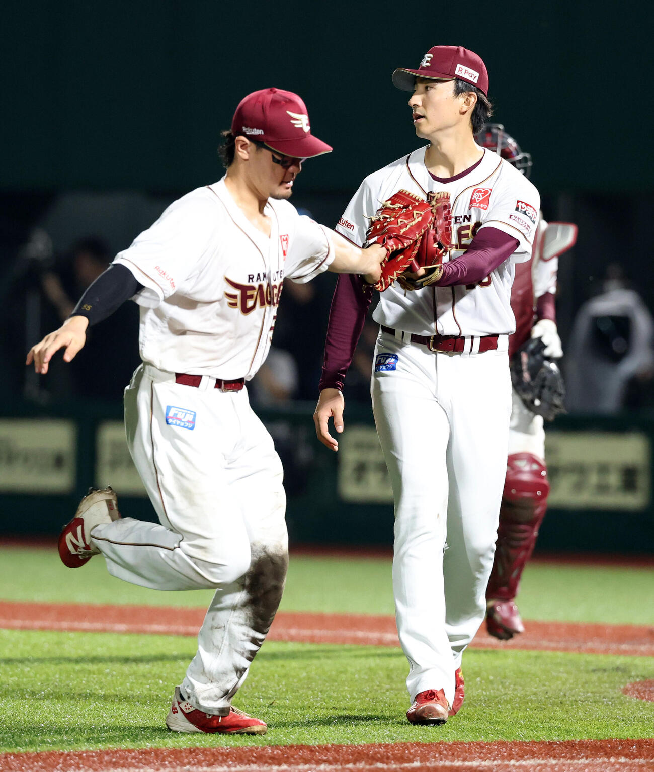 楽天対オリックス　5回表オリックス1死一塁、西川龍馬を併殺に仕留めた荘司康誠（右）はYG安田とグラブタッチ（撮影・浅見桂子）