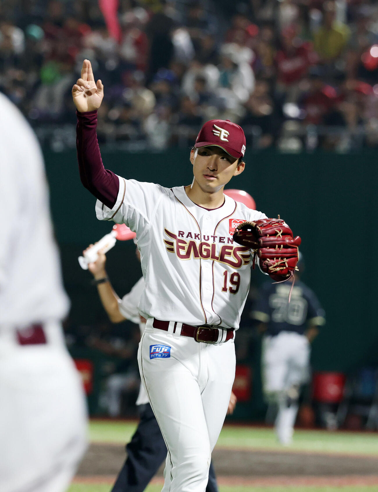 楽天対オリックス　7回表オリックスの攻撃を3人で抑え、野手陣に手を上げあいさつする荘司康誠（撮影・浅見桂子）