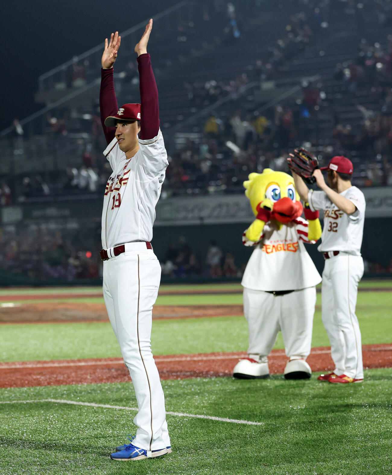 楽天対オリックス　7勝目を挙げた楽天荘司康誠はスタンドにバンザイ（撮影・浅見桂子）
