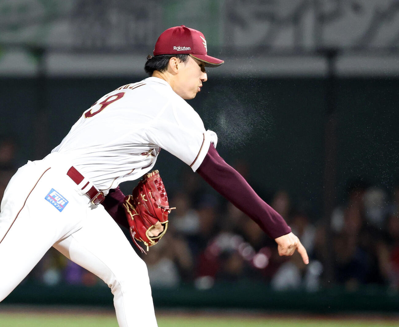 楽天対オリックス　汗を飛ばして力投する楽天荘司康誠（撮影・浅見桂子）