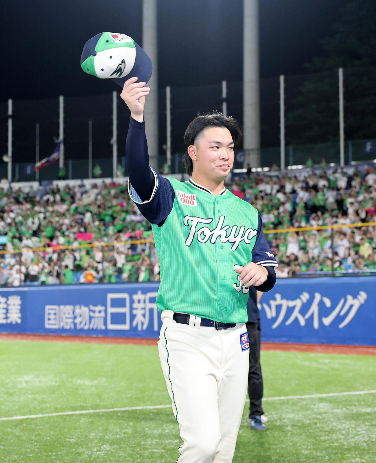 ヤクルト対阪神　ファンに手を振り引き揚げるヤクルト西村瑠伊斗（撮影・鈴木正人）