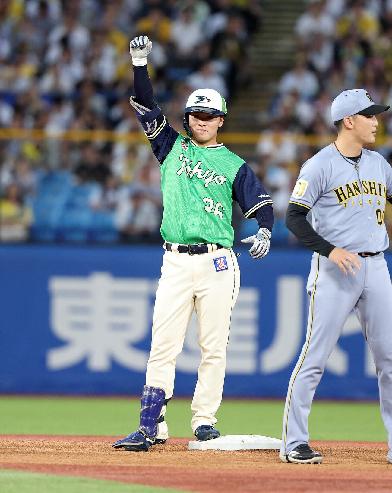 ヤクルト対阪神　1回裏ヤクルト1死二塁、西村瑠伊斗は適時二塁打を放ちガッツポーズ（撮影・鈴木正人）