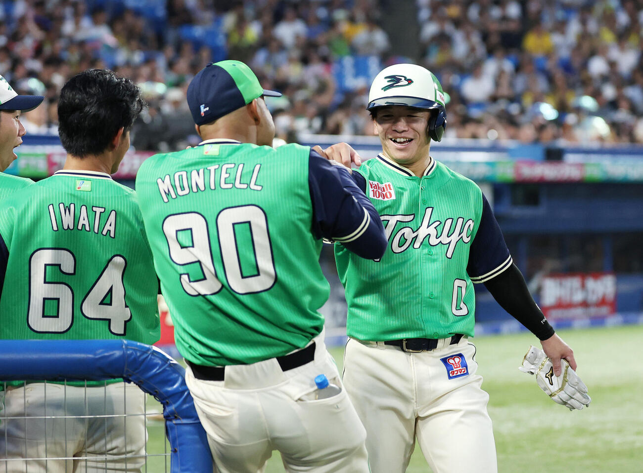 ヤクルト対阪神　1回裏ヤクルト1死二塁、西村瑠伊斗の適時二塁打で並木秀尊（右）が生還しベンチ前で笑顔を見せる（撮影・鈴木正人）