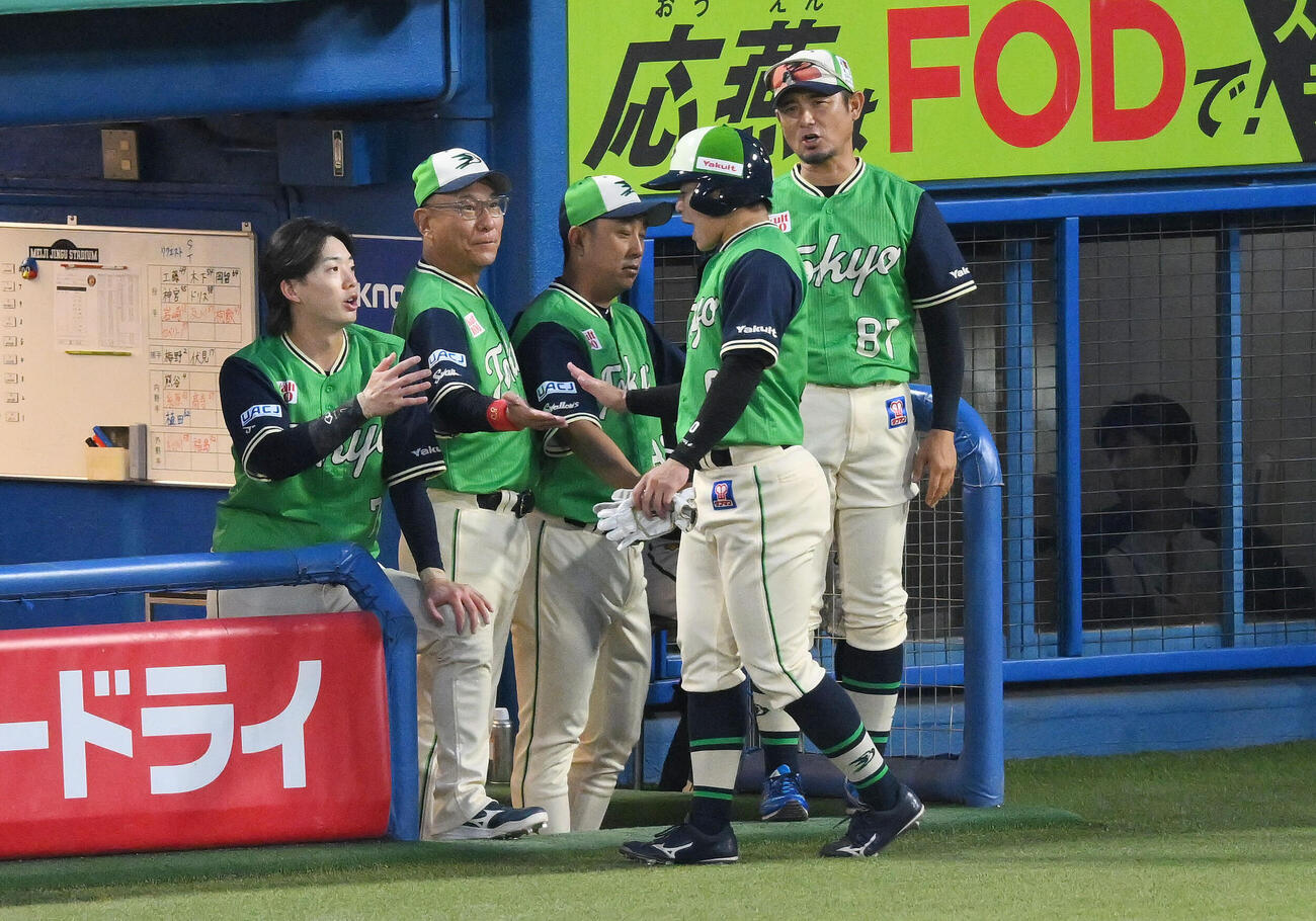 ヤクルト対阪神　1回裏ヤクルト1死二塁、西村瑠伊斗の先制適時二塁打で生還した並木秀尊（手前）は池山隆寛監督（後方左から2人目）とタッチを交わす（撮影・滝沢徹郎）