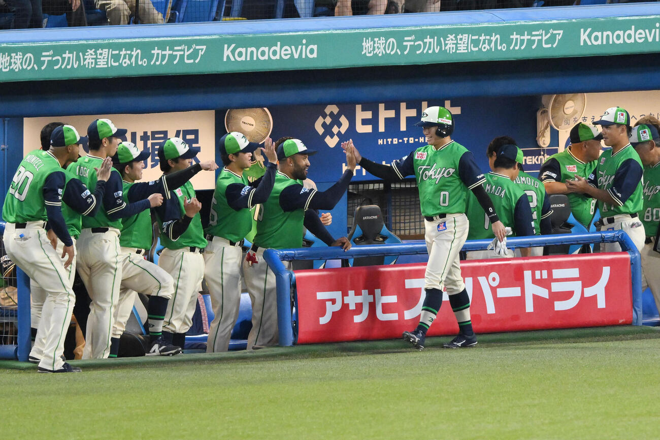 ヤクルト対阪神　1回裏ヤクルト1死二塁、西村瑠伊斗の先制適時二塁打で生還した並木秀尊（手前）はチームメートとタッチを交わす（撮影・滝沢徹郎）