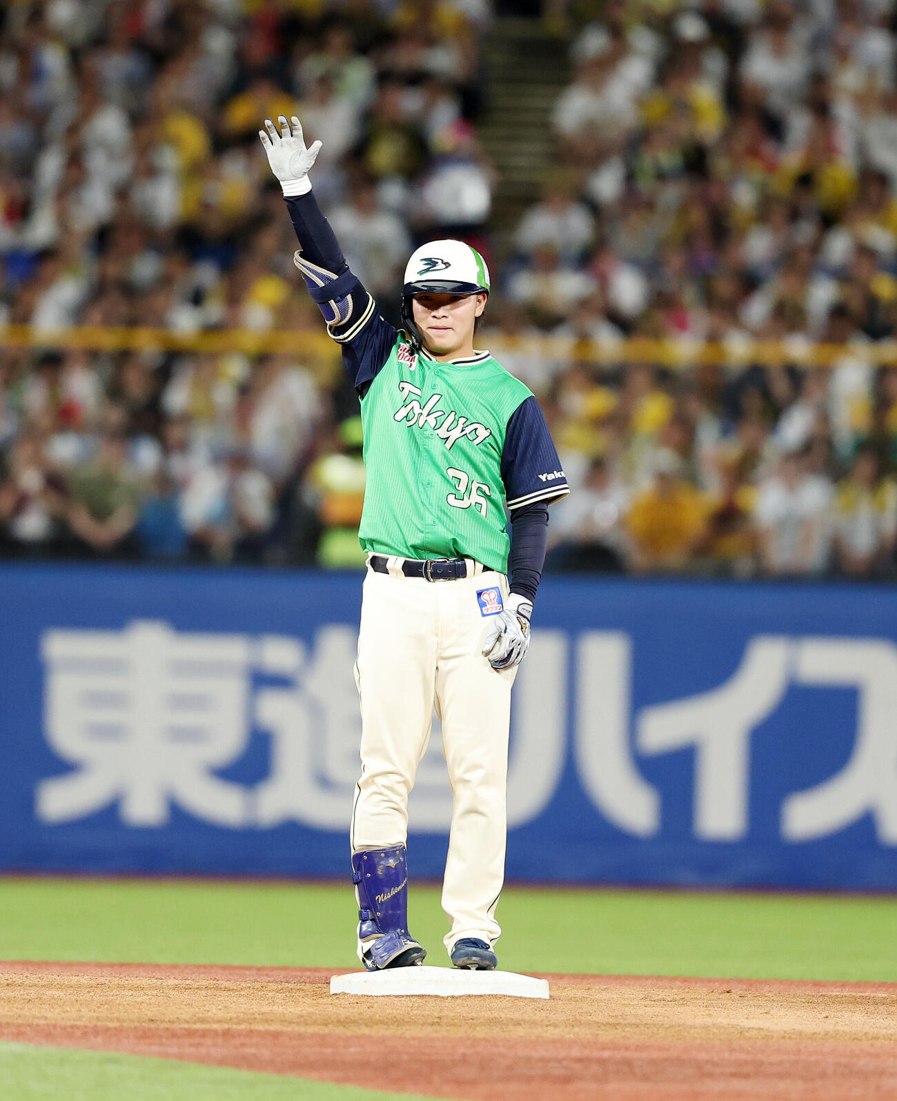 ヤクルト対阪神　2回裏ヤクルト2死満塁、西村瑠伊斗は適時二塁打を放ちポーズを決める（撮影・鈴木正人）