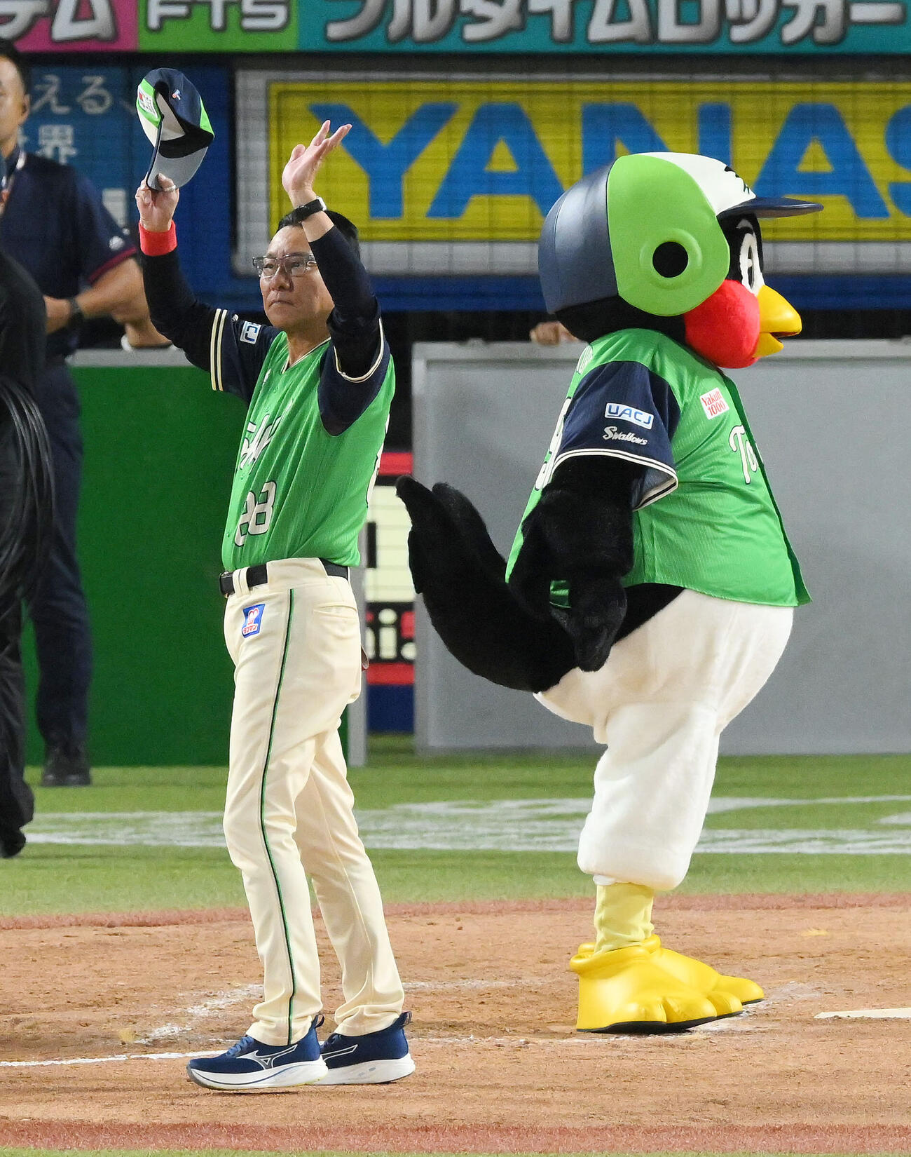 ヤクルト対阪神　試合に勝利しファンにあいさつするヤクルト池山隆寛監督（撮影・滝沢徹郎）