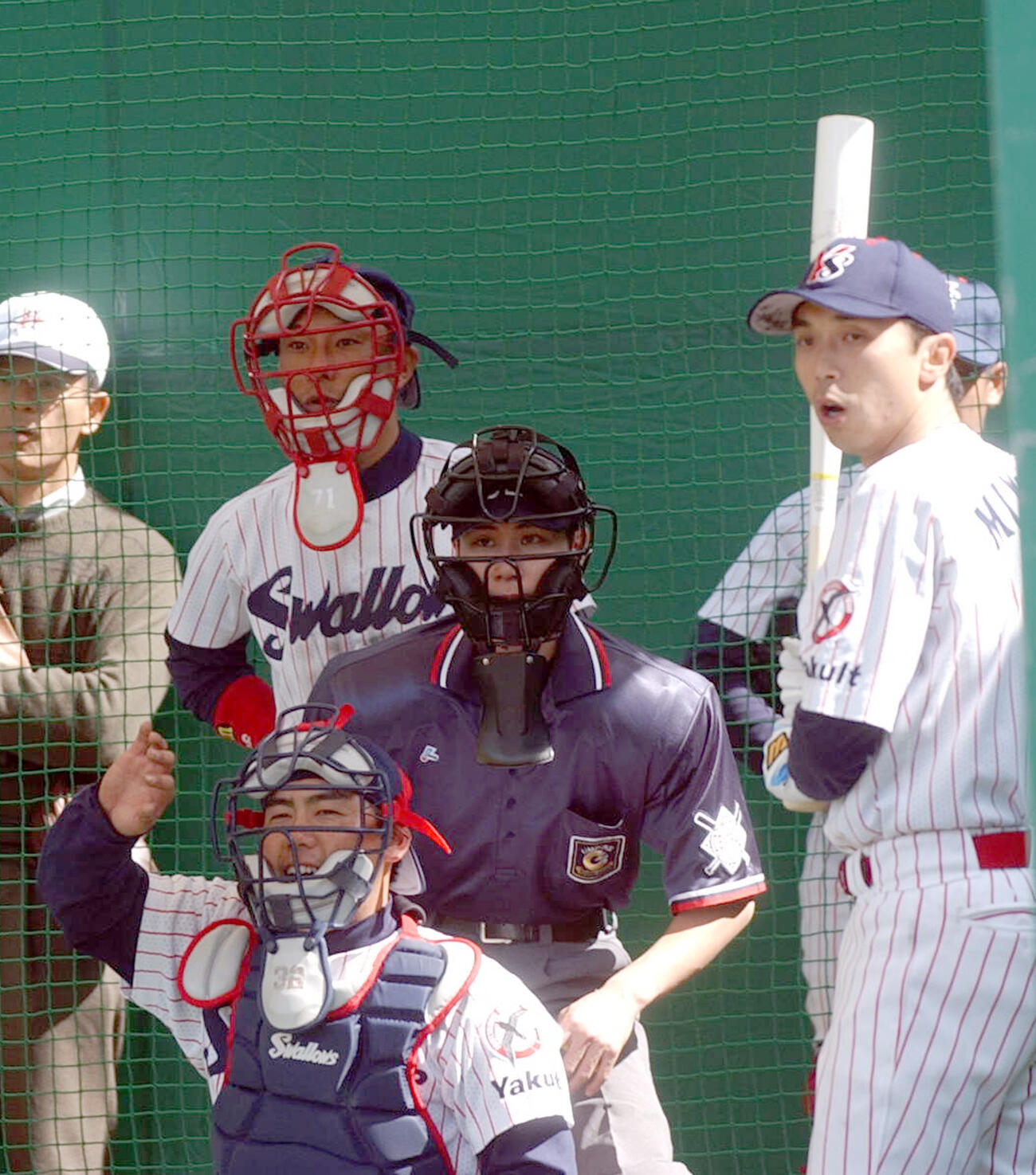2002年2月、ヤクルト新人の石川雅規（右）の投球を見ようと審判の後ろに立つ池山隆寛。打者は宮本慎也。捕手は小野公誠。