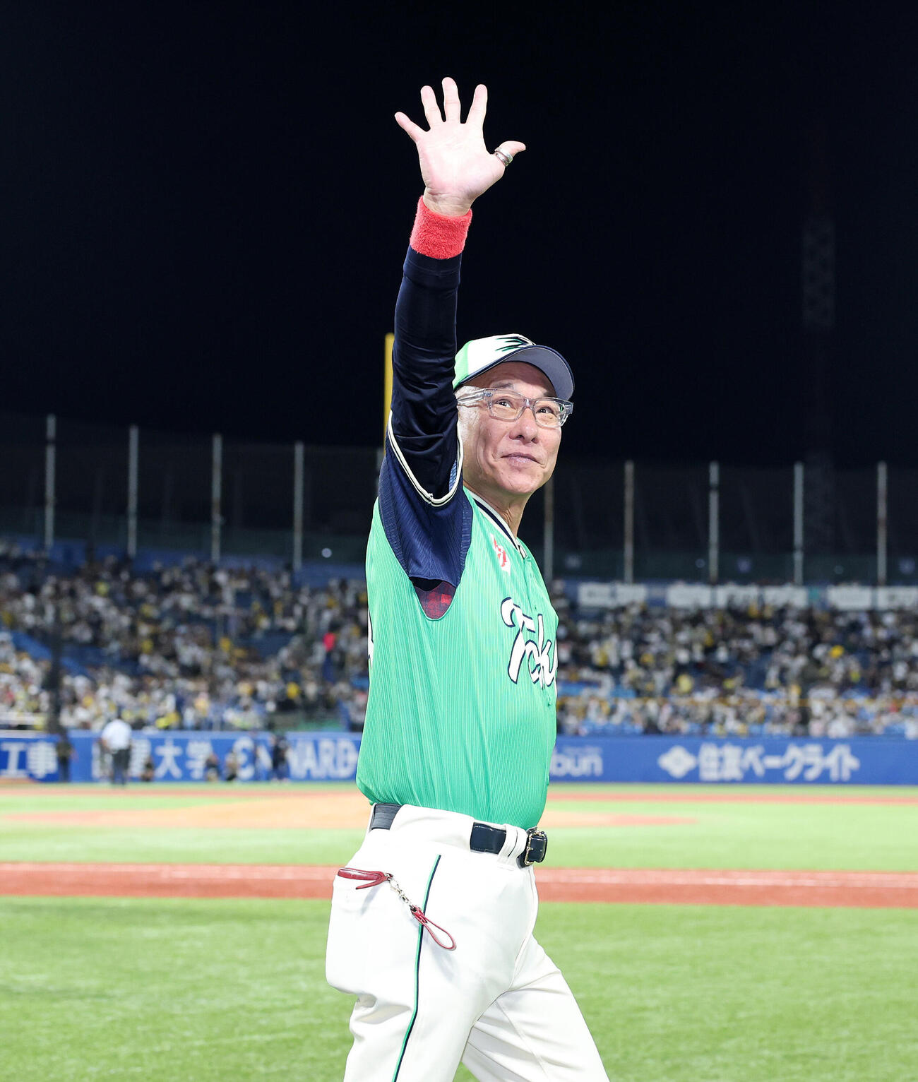 ヤクルト対阪神　勝利しファンに手を振り引き揚げるヤクルト（池山隆寛監督撮影・鈴木正人）
