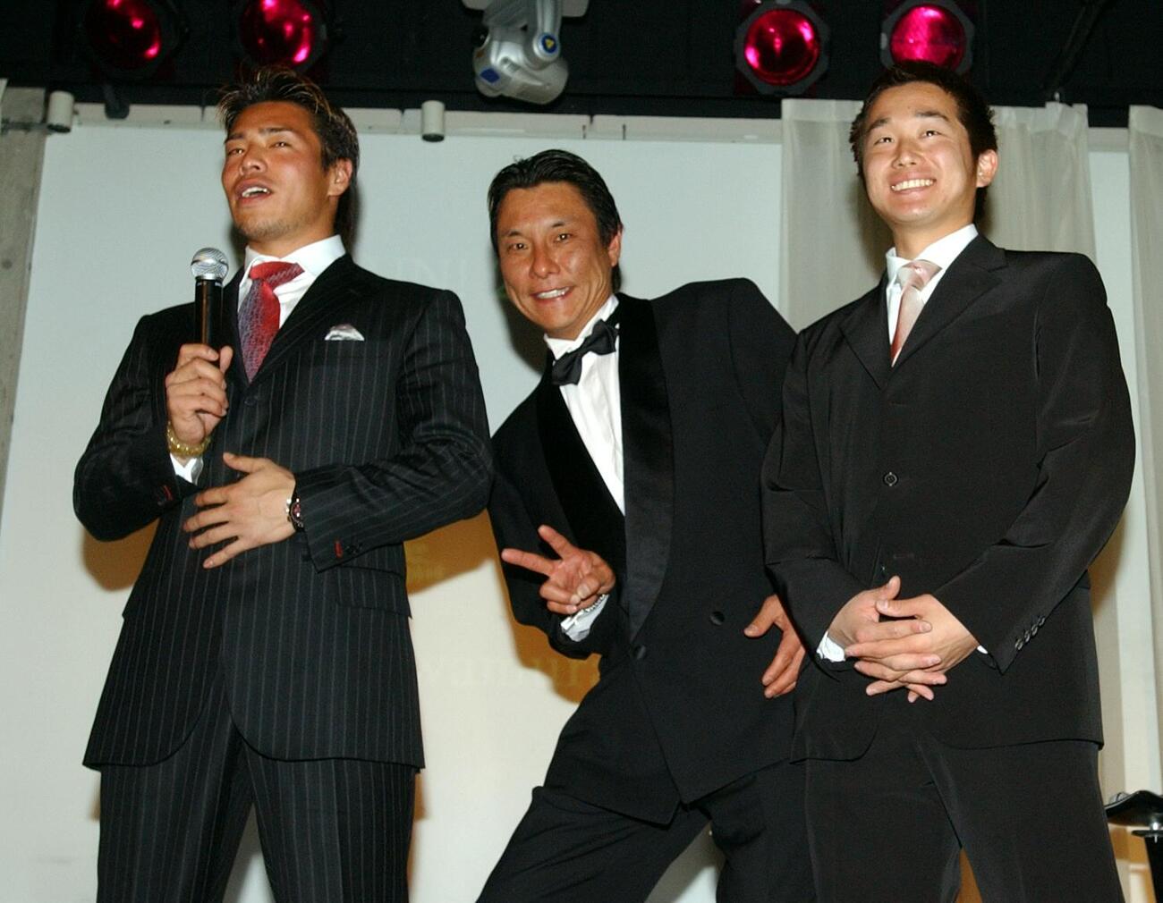 2005年1月、ヤクルト激励パーティーで、抱負を語る岩村明憲（左）の横でゲストの池山隆寛(中央）、石川雅規はピースサインでおどける。