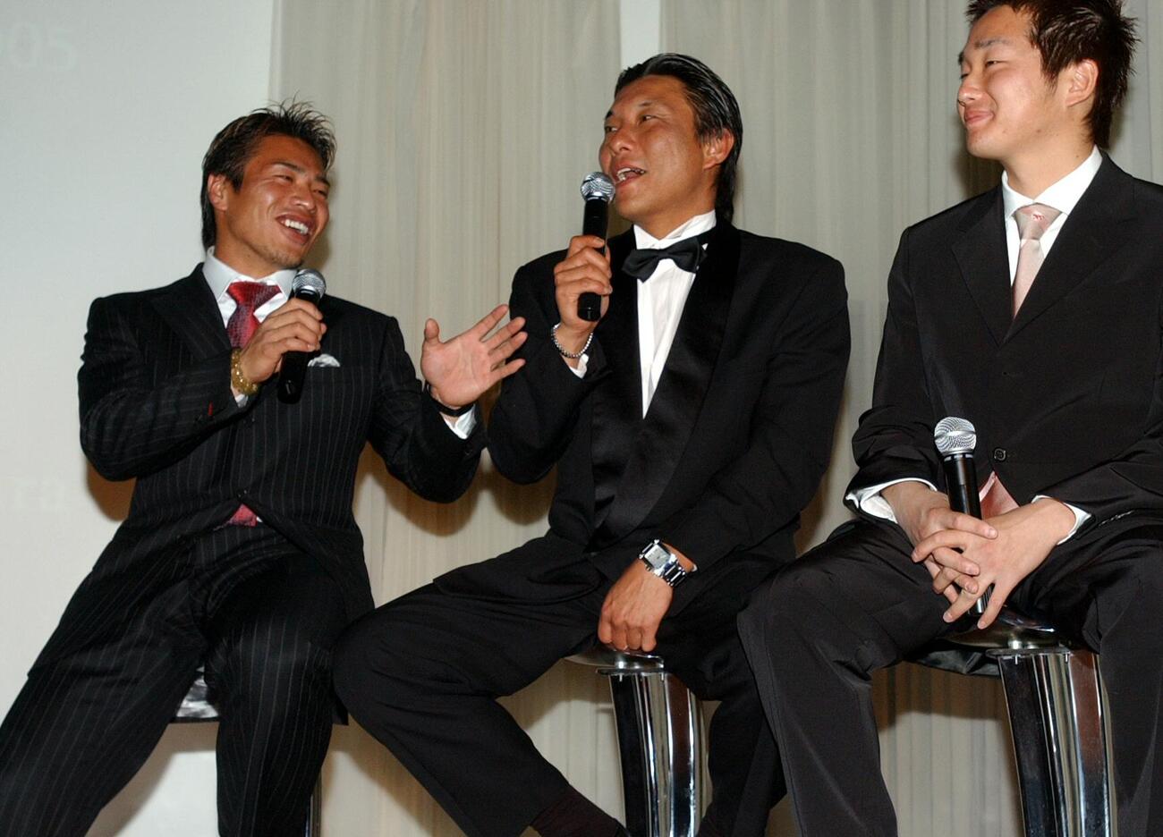 2005年1月、ヤクルト激励パーティーで、熱いトークバトルを繰り広げる岩村明憲（左）とゲストの池山隆寛(中央）、石川雅規