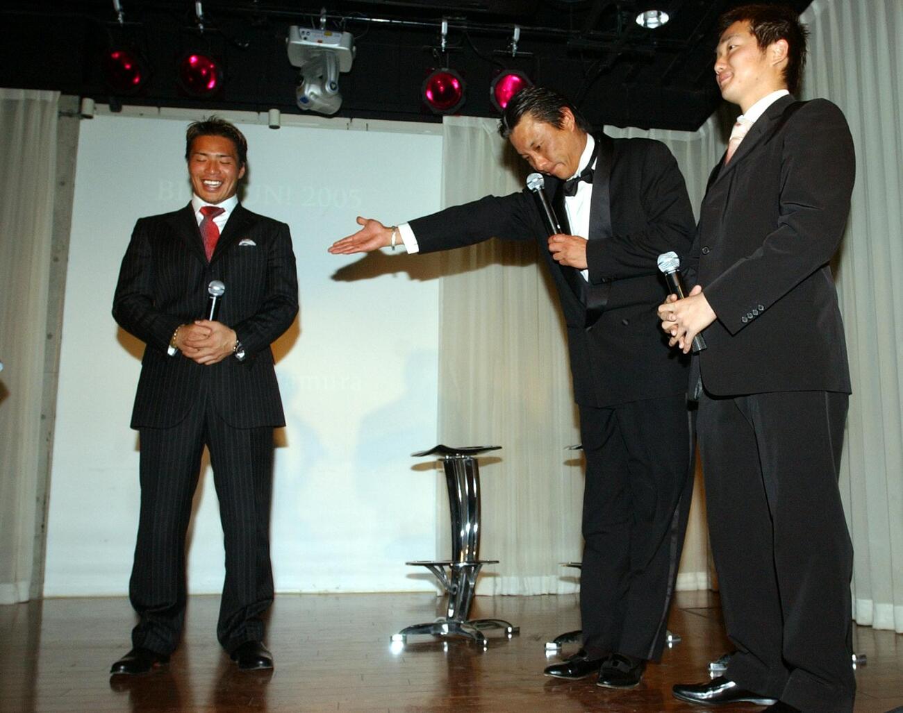 2005年1月、ヤクルト激励パーティーで、抱負を語る岩村明憲（左）の横でゲストの池山隆寛(中央）、石川雅規がおどける。