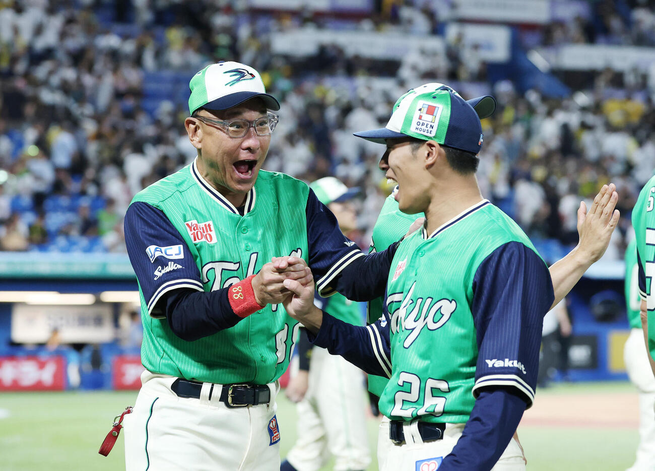 ヤクルト対阪神　勝利しヤクルト山野太一（右）を迎える池山隆寛監督（撮影・鈴木正人）
