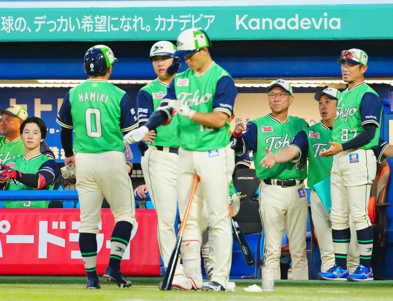 ヤクルト対阪神　1回裏ヤクルト1死二塁、西村瑠伊斗の適時二塁打で生還した並木秀尊（0番）を出迎える池山隆寛監督（右から3人目）（撮影・垰建太）
