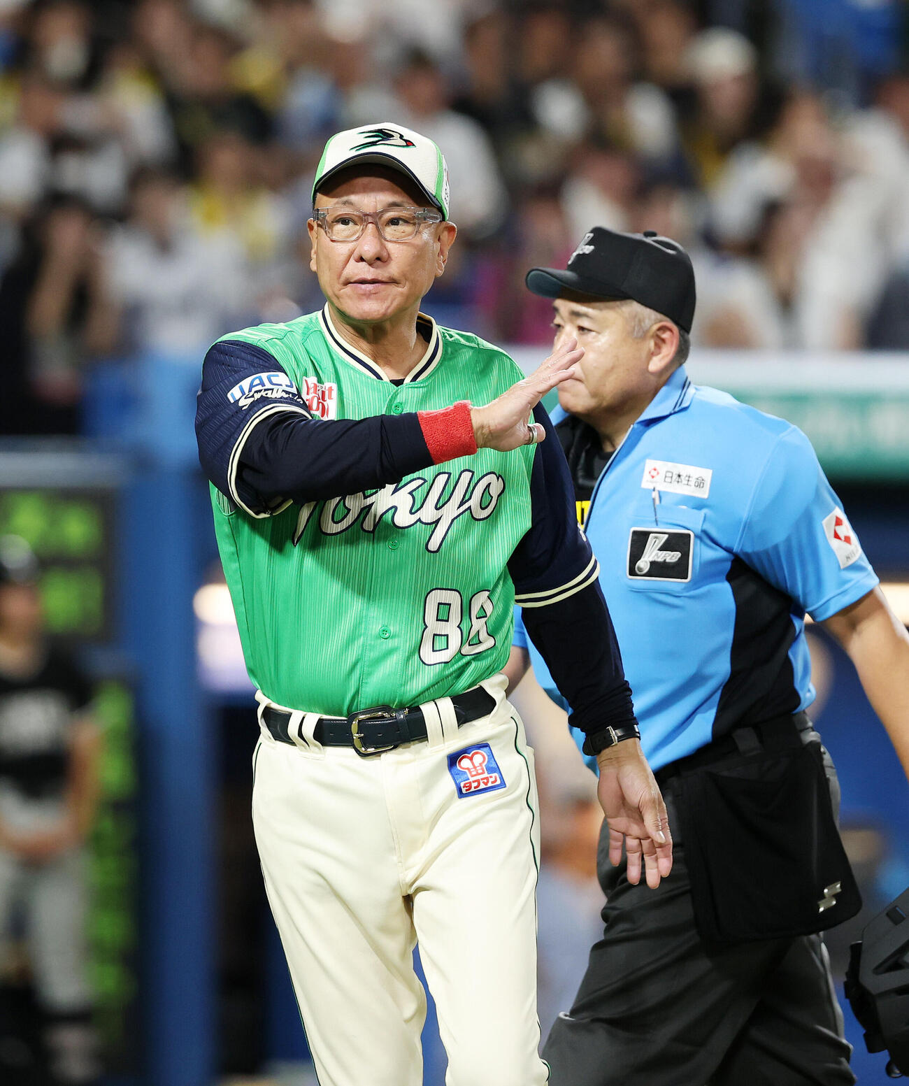 ヤクルト対阪神　5回表、選手交代を告げるヤクルト池山隆寛監督（撮影・鈴木正人）