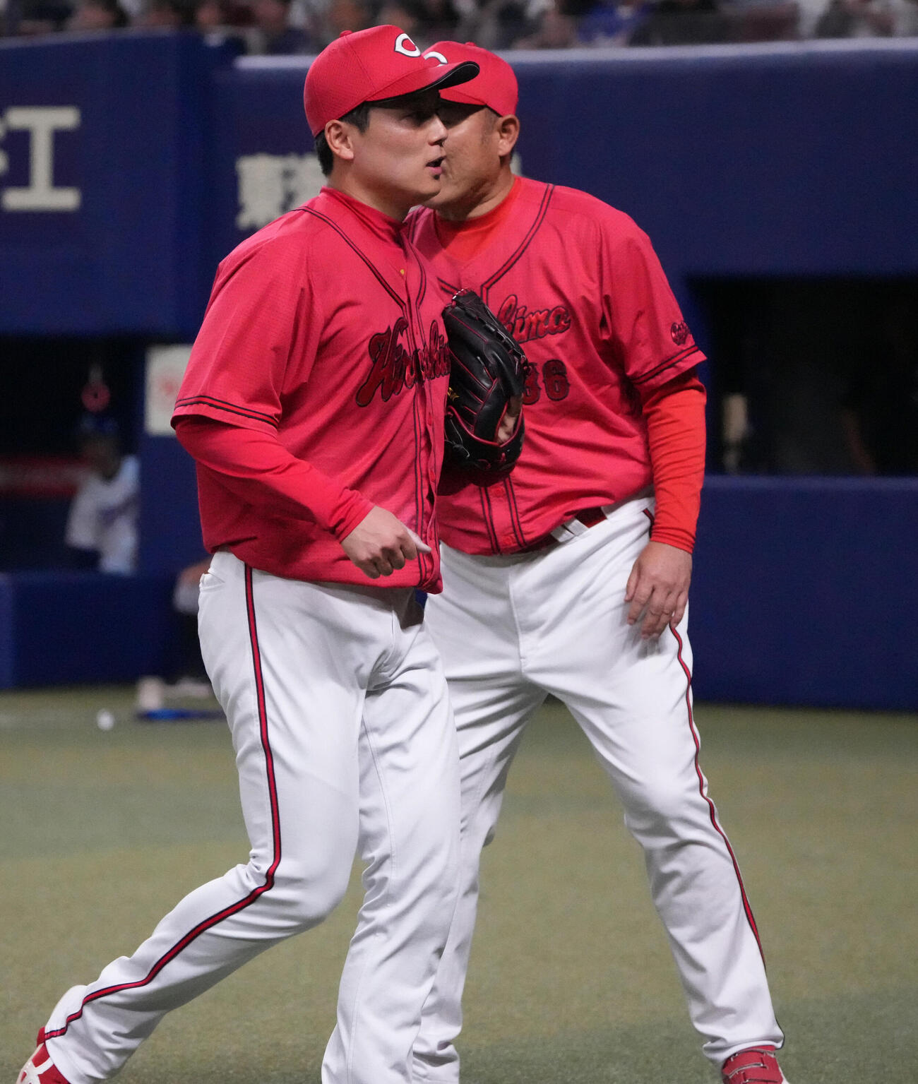 右内転筋を痛めベンチへ戻る栗林良吏（左）（2026年5月22日撮影）