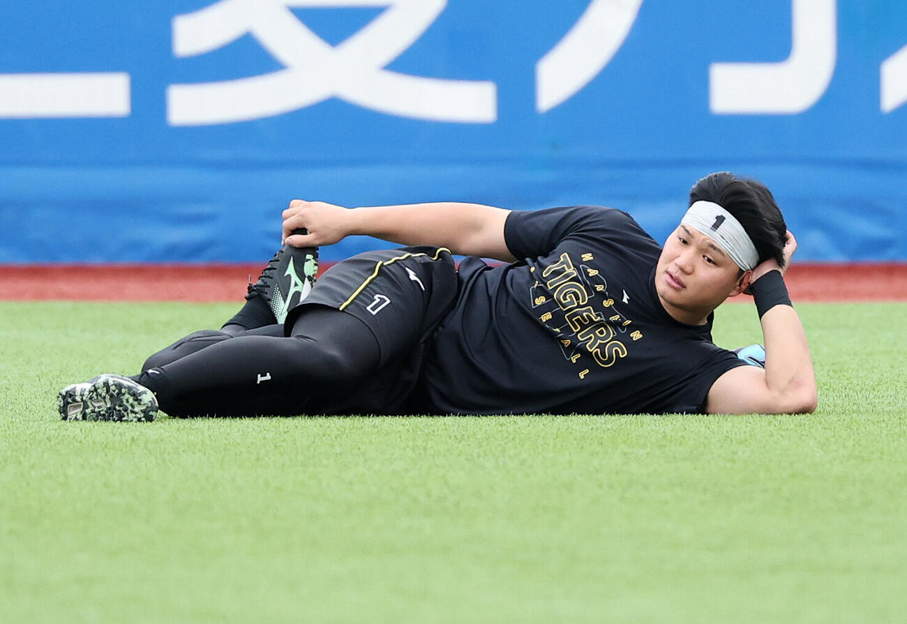 ヤクルト対阪神　ストレッチする阪神森下翔太（撮影・鈴木正人）