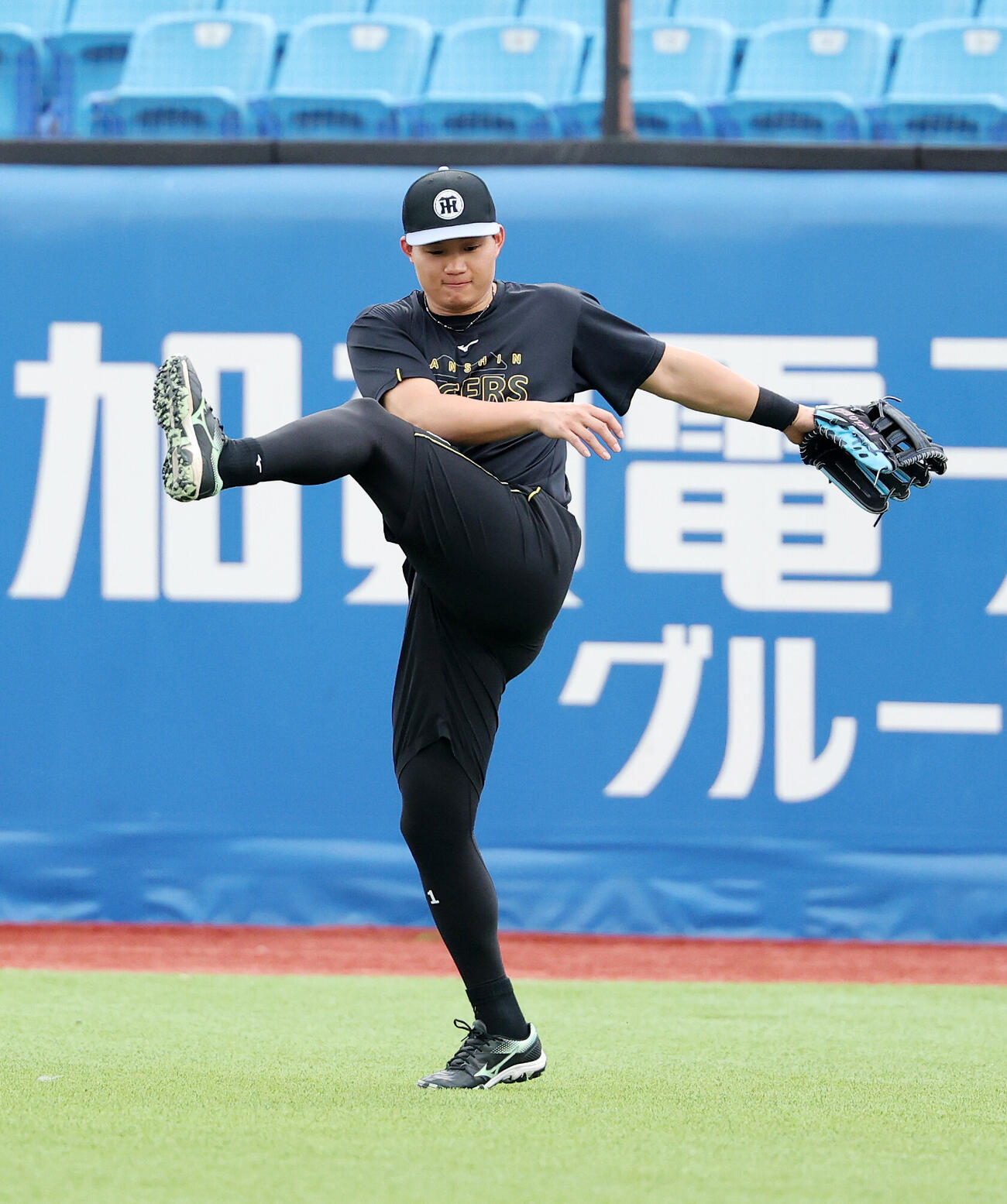 ヤクルト対阪神　ストレッチする阪神森下翔太（撮影・鈴木正人）