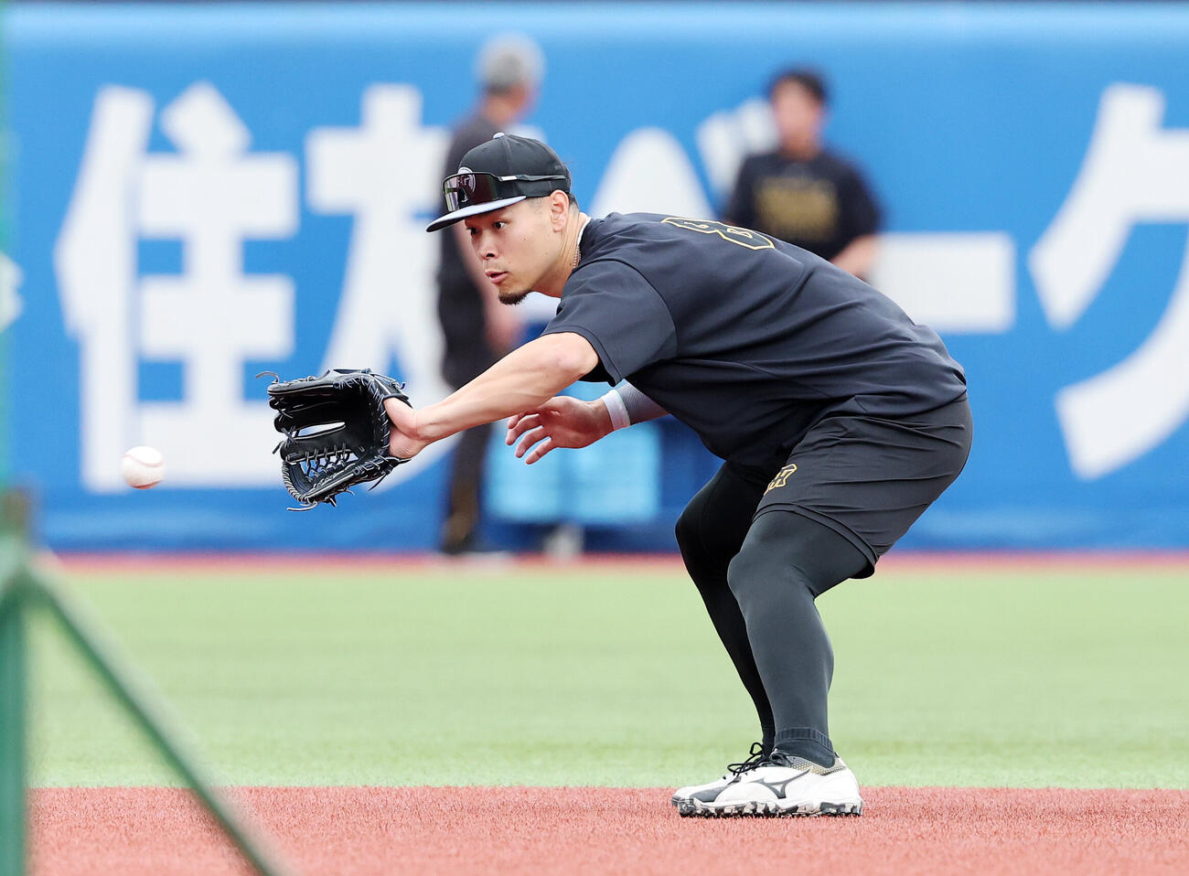 ヤクルト対阪神　ノックを受ける阪神佐藤輝明（撮影・鈴木正人）