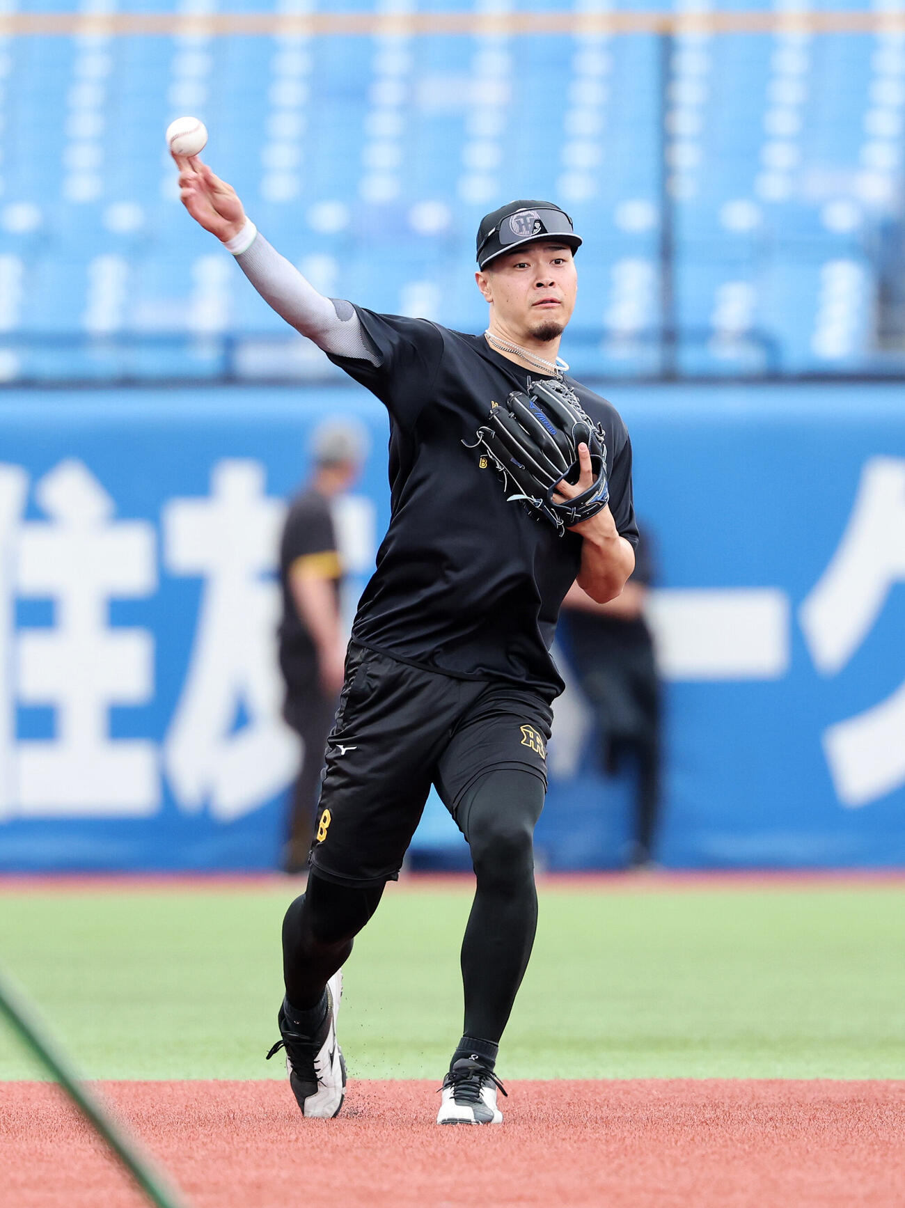 ヤクルト対阪神　ノックを受け送球する阪神佐藤輝明（撮影・鈴木正人）