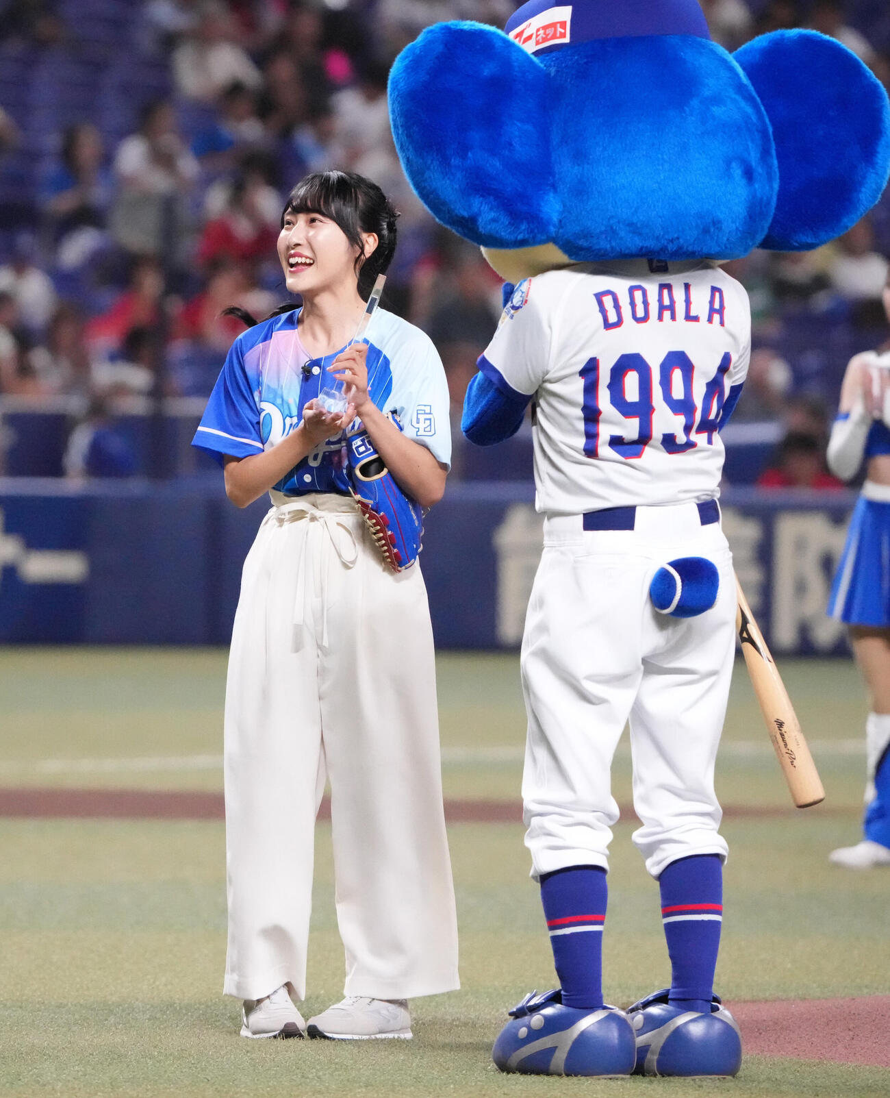 中日対広島　試合前、スピードボールコンテストで優勝した三重テレビの奥村奈央アナウンサー（撮影・森本幸一）