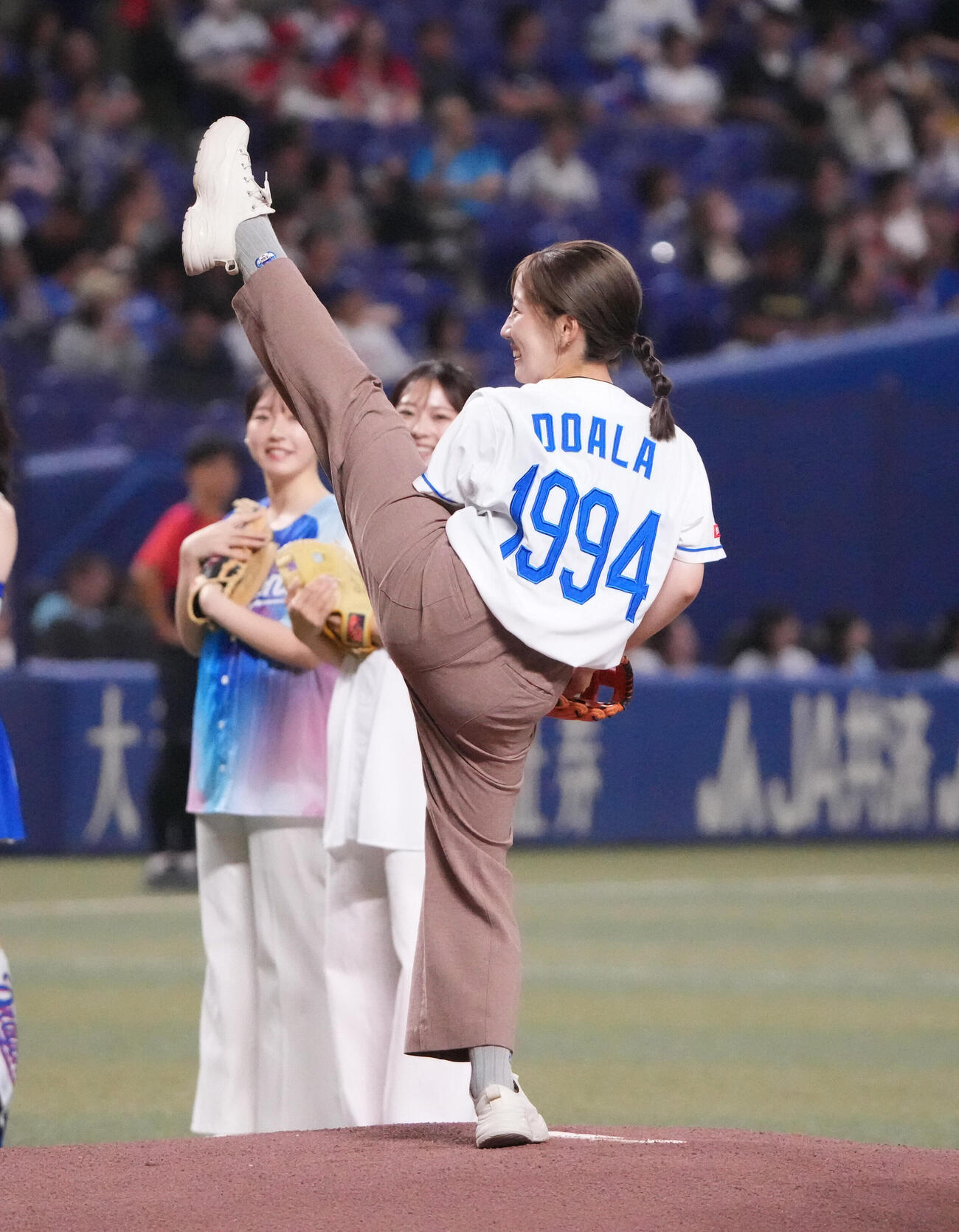 中日対広島　試合前、スピードボールコンテストで投球する中京テレビの中川萌香アナウンサー（撮影・森本幸一）