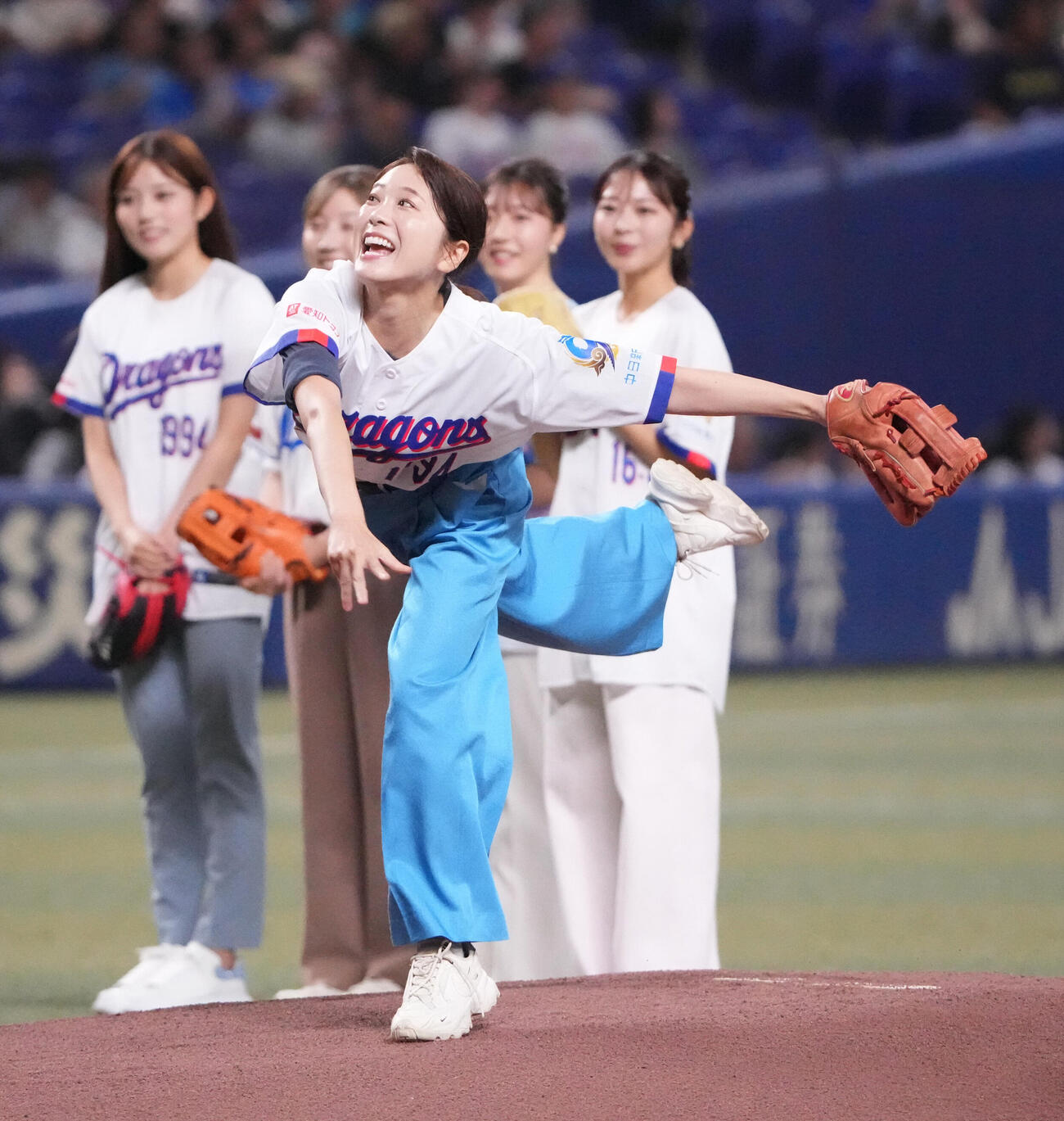 中日対広島　試合前、スピードボールコンテストで投球するメ～テレの小松崎花菜アナウンサー（撮影・森本幸一）