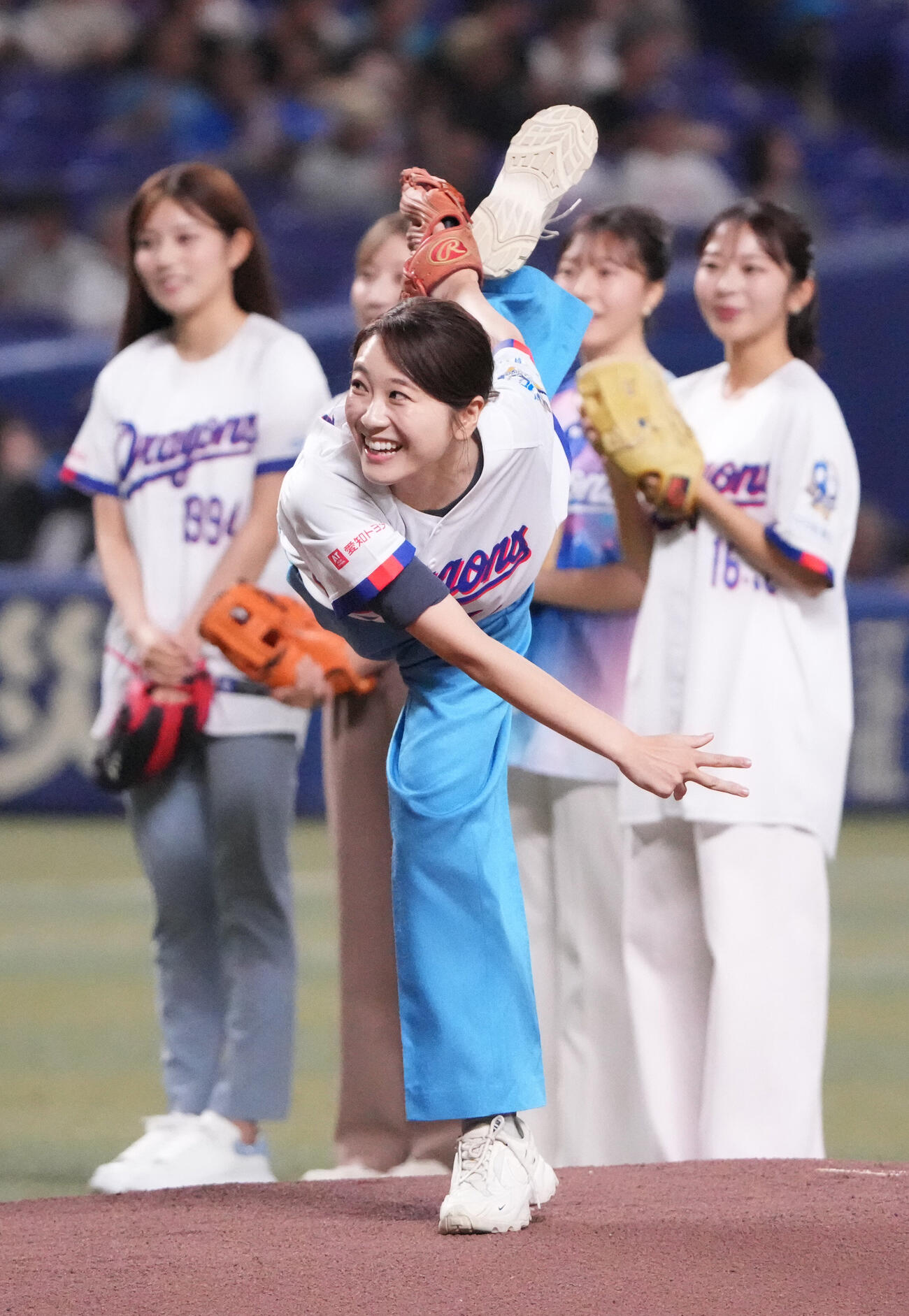 中日対広島　試合前、スピードボールコンテストで投球するメ～テレの小松崎花菜アナウンサー（撮影・森本幸一）