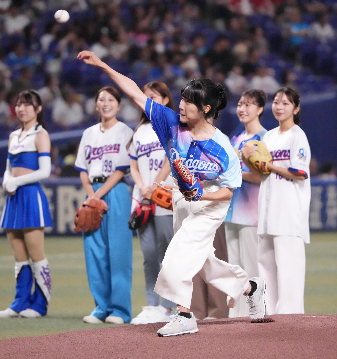 中日対広島　試合前、スピードボールコンテストで投球する三重テレビの奥村奈央アナウンサー（撮影・森本幸一）