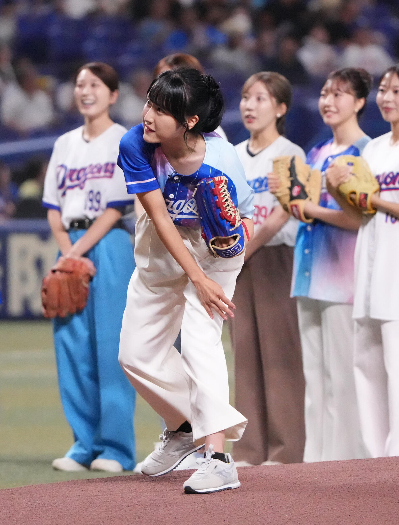中日対広島　試合前、スピードボールコンテストで投球する三重テレビの奥村奈央アナウンサー（撮影・森本幸一）